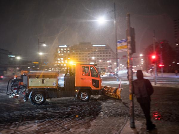 09.01.2025, Berlin: Ein BSR-Einsatzfahrzeug ist zum Winterdienst in der Stadt unterwegs. Foto: Sebastian Gollnow/dpa +++ dpa-Bildfunk +++