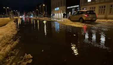 Schnee-Liveticker für SH: Zug fährt gegen Baum, Überflutung in Flensburg