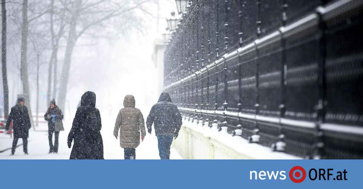 Verkehrschaos und Stromausfälle: Schnee und Sturm überziehen halb Europa