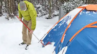 Sein Zelt musste der Senior am Freitag mehrfach freifegen.