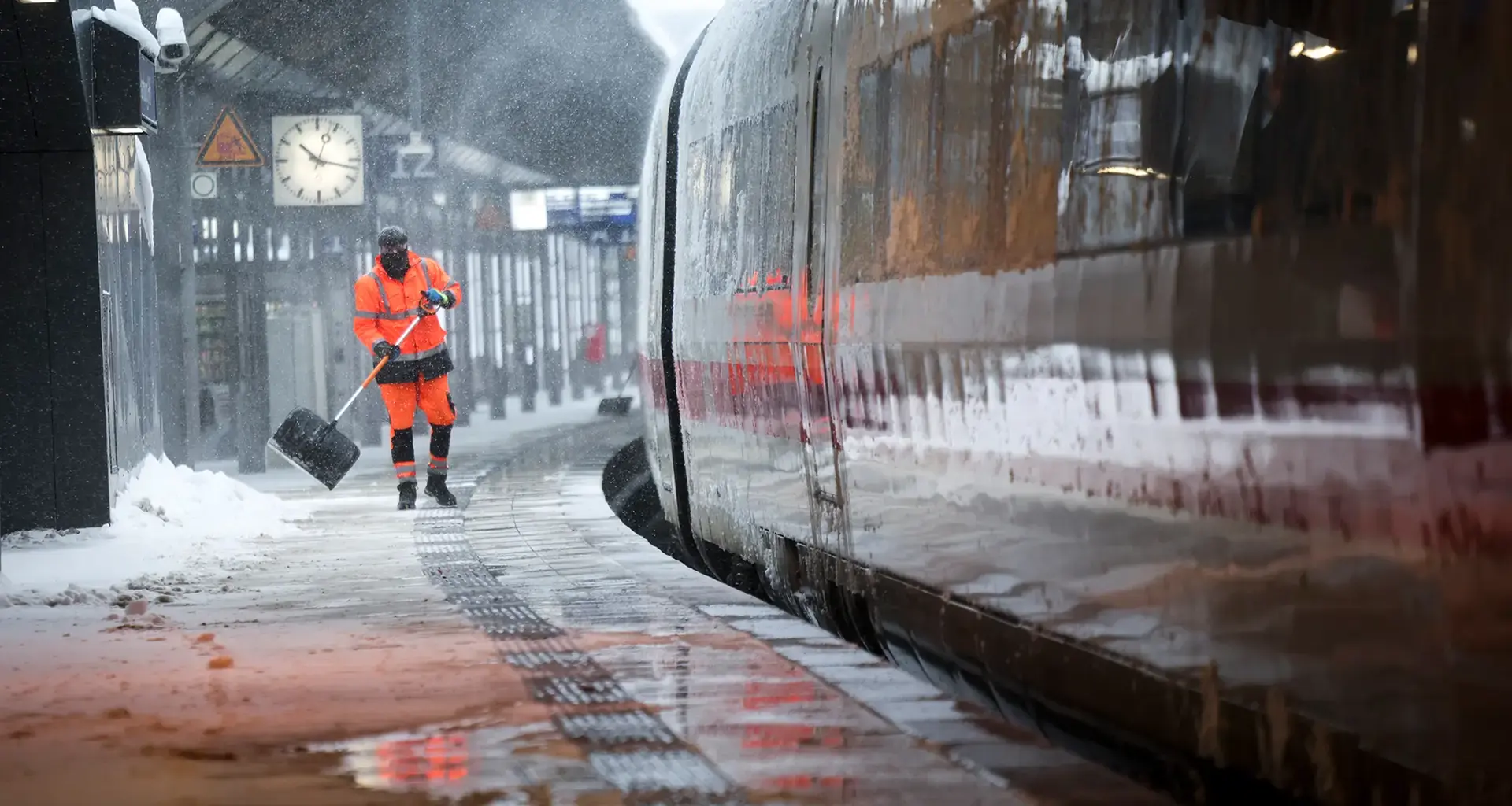 Sturmtief "Elli" zieht ab - Fernverkehr der Bahn läuft erst mittags an