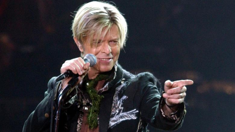 Der britische Musiker David Bowie tritt bei seinem Konzert in der Hamburger Color Line Arena am 10.01.2021 auf (Quelle: dpa/Maurizio Gambarini)