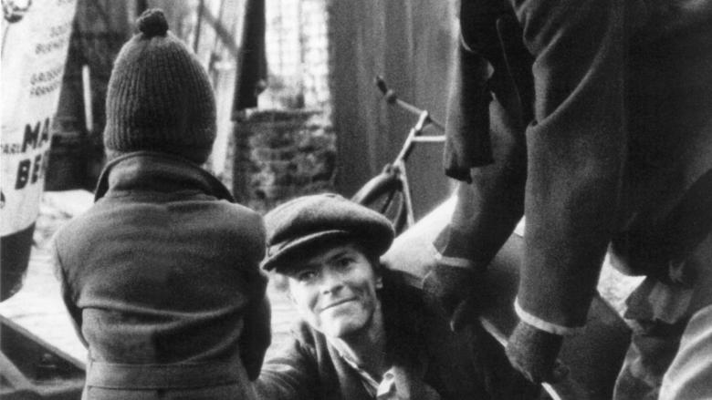 David Bowie (M) in einer Szene im "Elendsviertel" in dem Film "Schöner Gigolo - Armer Gigolo" in Berlin am 16.1.1978. (Quelle: dpa/Chris Hoffmann)