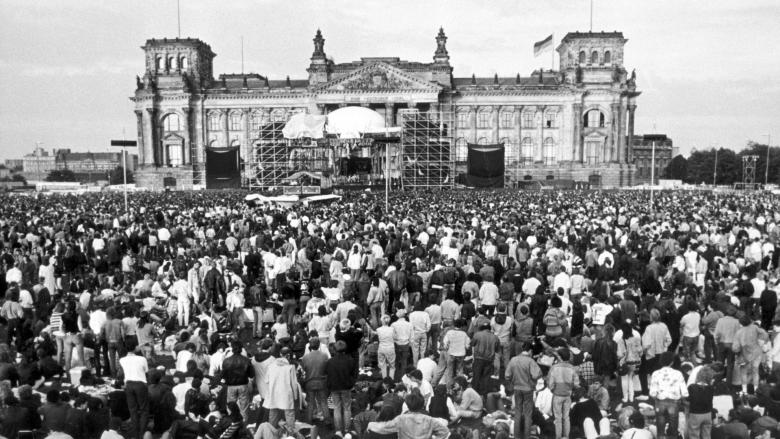 Unzählige Fans versammeln sich zu einem Konzert des britischen Rockmusikers David Bowie am 06.06.1987 vor dem Reichstagsgebäude in West-Berlin (Quelle: dpa/Chris Hoffmann)