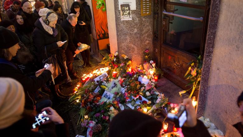 Zahlreiche Menschen legen am 11.01.2016 in Berlin-Schöneberg vor Bowies ehemaligen Wohnhaus Blumen, Bilder und Kerzen nieder (Quelle: dpa/Kay Nietfeld)