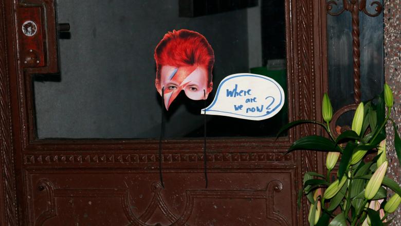 Trauer um den verstorbenen Rockstar David Bowie vor dem Haus in in Berlin-Schöneberg, wo er während der 70er Jahre mit Iggy Pop wohnte (Quelle: dpa/Jens Knappe)