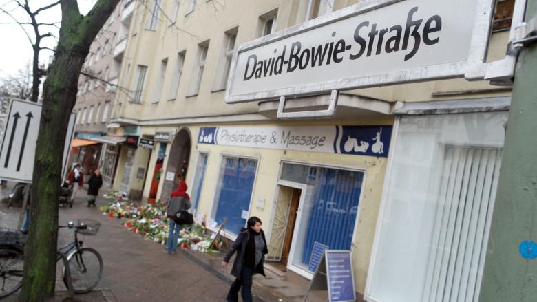 Ein provisorisches David-Bowie-Straßenschild hängt vor dem Hauseingang Hauptstraße 155 am 15.01.2016 in Berlin-Schöneberg (Quelle: dpa/Jörg Carstensen)