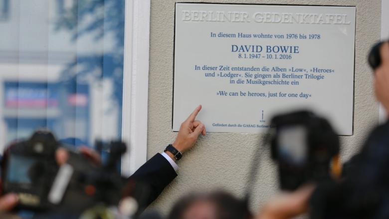 Eine Tafel erinnert am Wohnhaus in Berlin-Schöneberg an David Bowie (Quelle: dpa/Simone Kuhlmey)