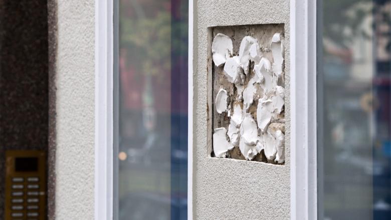 Wo eine Porzellantafel zur Erinnerung an David Bowie sonst hängt, sind am 18.09.2016 in Berlin-Schöneberg nur noch Klebstoffreste in der Mauer zu sehen (Quelle: dpa/Bernd von Jutrczenka)