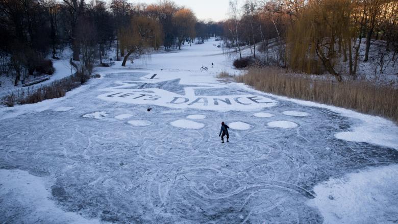 Auf einem zugefrorenen See ist der Schriftzug "Let's dance" und ein großer Stern zu sehen (Quelle: dpa/Kay Nietfeld)