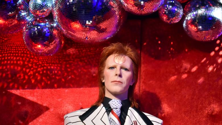 Am 28.09.2017 steht eine neue Wachsfigur von David Bowie im Berliner Wachsfigurenkabinett (Quelle: dpa/Britta Pedersen)