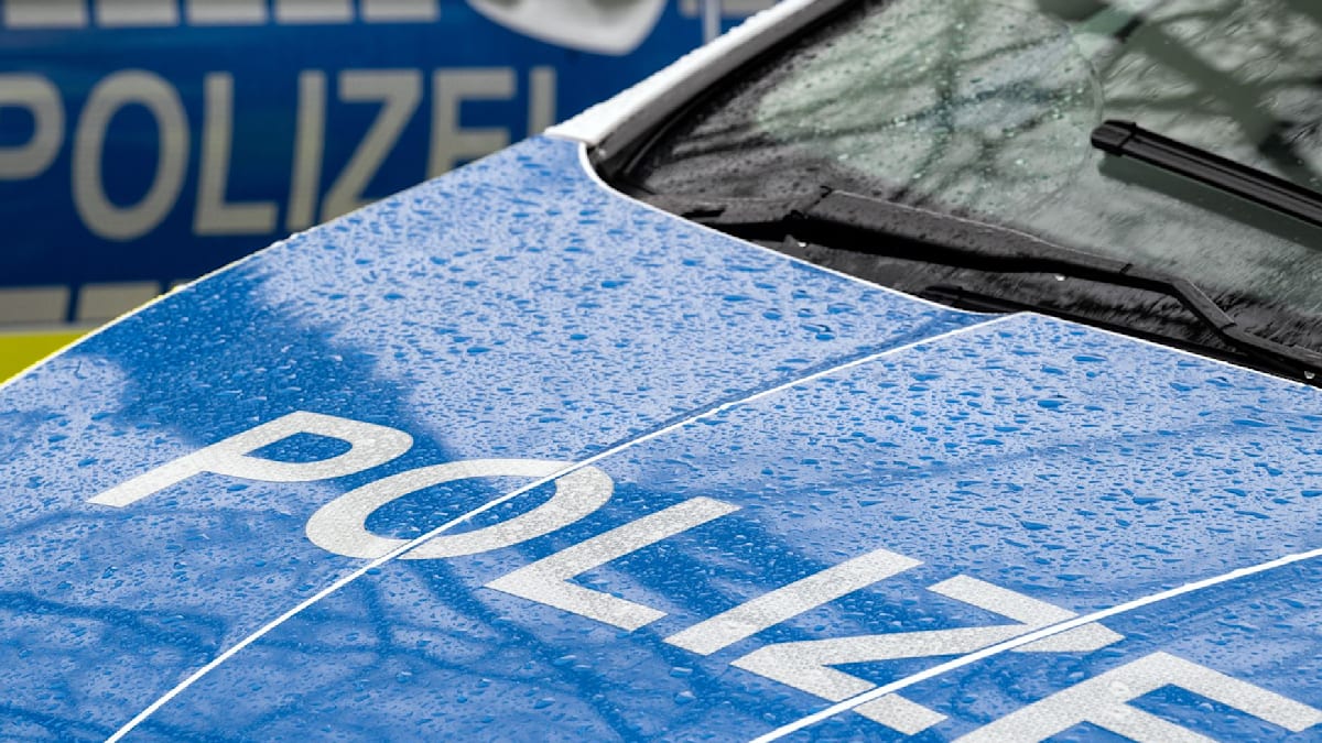 Polizei Berlin: Kommunistische Symbole an Gebäude geschmiert