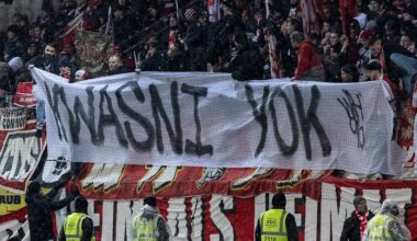 1. FC Köln: Fans zeigen Plakat gegen Lukas Kwasniok