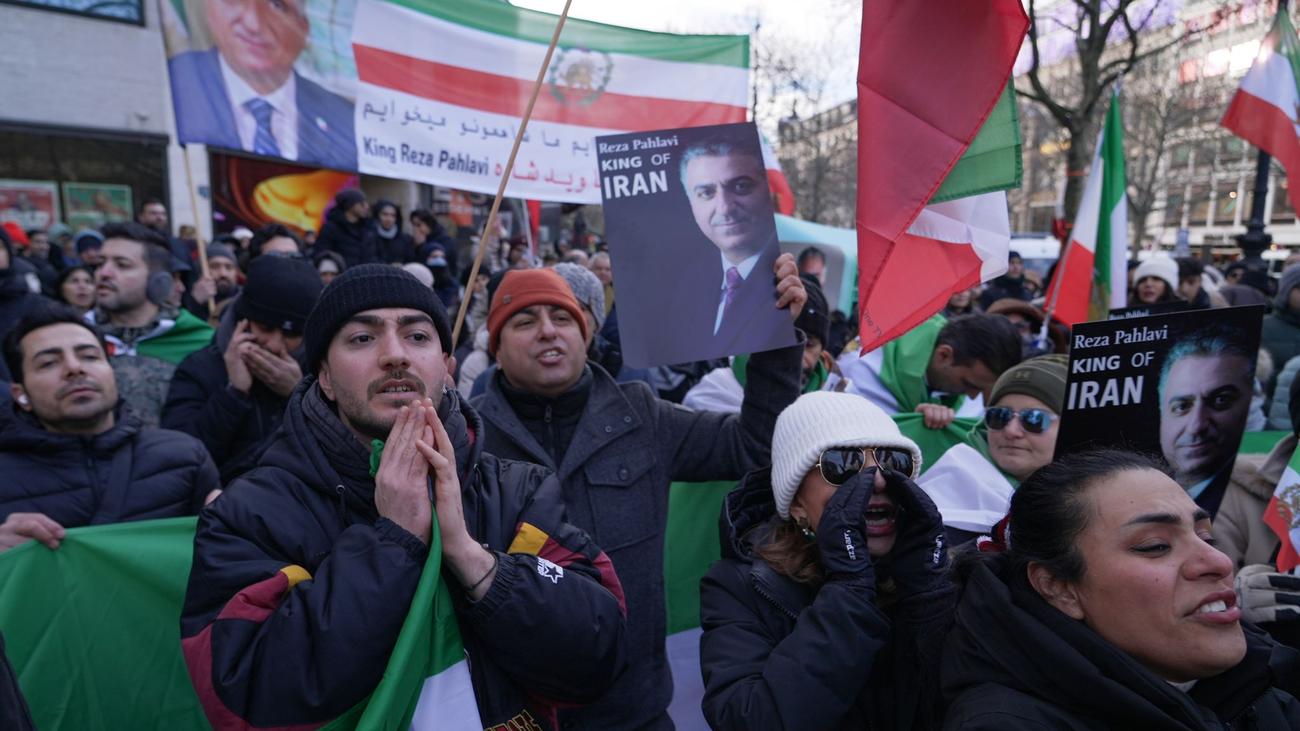 Proteste: Protest im Iran: Demonstranten in Berlin solidarisieren sich