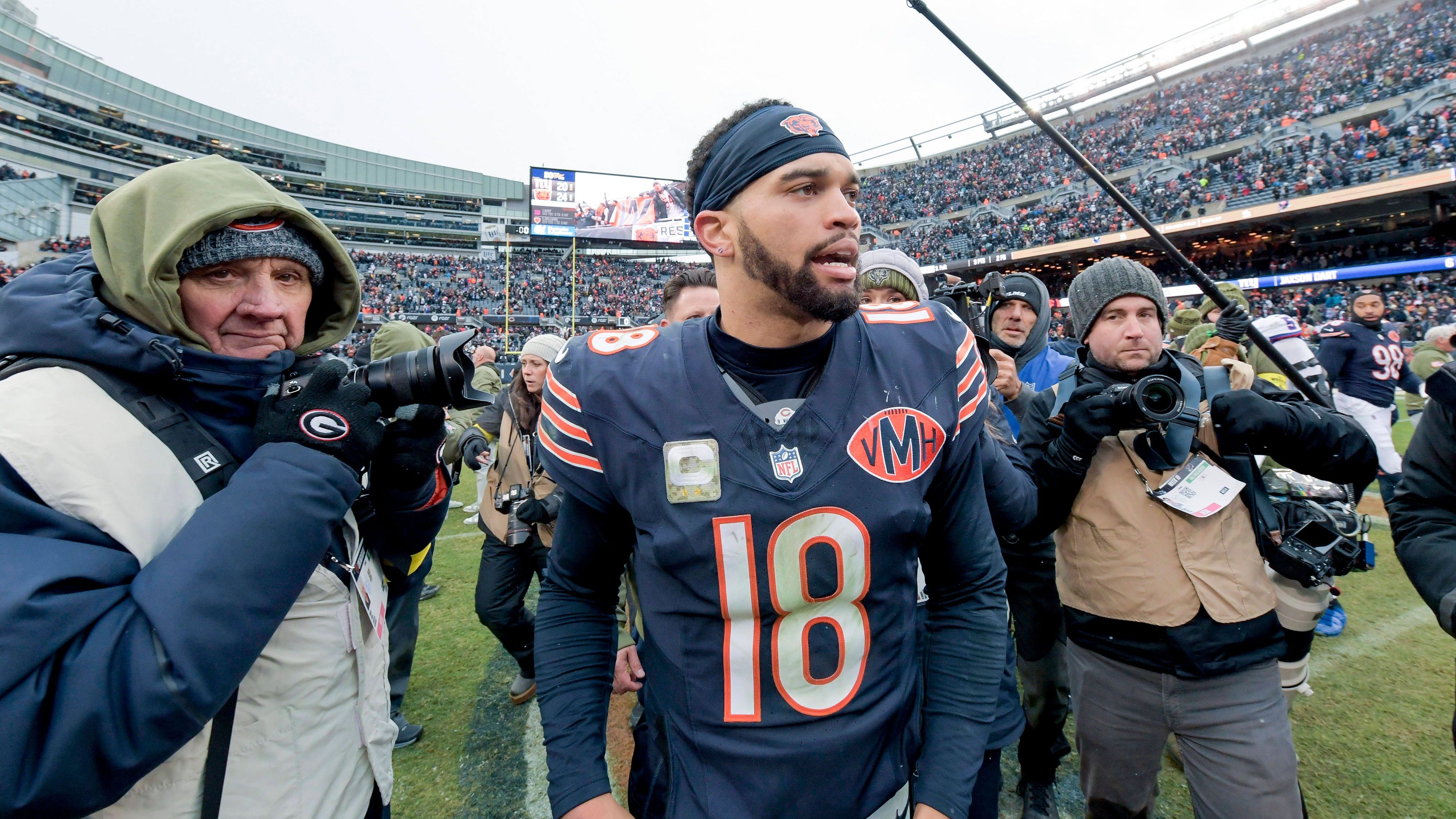 <strong>Platz 13: Caleb Williams (Chicago Bears)<br></strong>Warum Williams nur an Platz 13 ist? Wie sich zur Überraschung von absolut niemandem herausstellte, braucht der Spielmacher der Chicago Bears sein Laufspiel und seine Offensive Line, um Plays machen zu können. Hat er das nicht, dann bringt er eben nur die Hälfte seiner Pässe für ein paar Flash Plays an. Zudem ist es sein Playoff-Debüt - die Postseason ist nochmal etwas ganz Anderes.