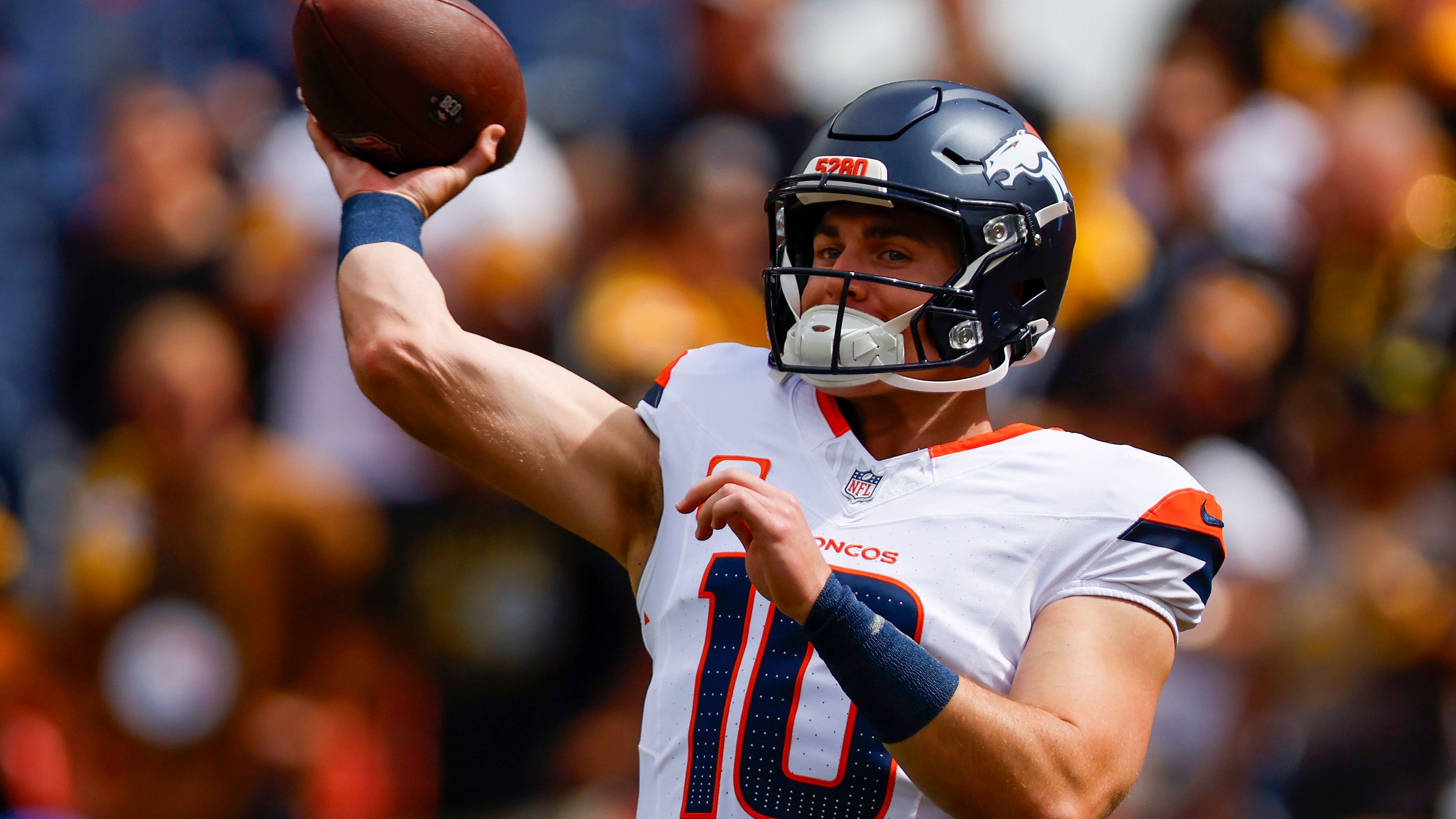 <strong>Platz 10: Bo Nix (Denver Broncos)</strong><br>Nicht einmal gegen die Backups der Los Angeles Chargers konnte Bo Nix mit seiner Offense glänzen. Die Denver Broncos gewinnen die Spiele, aber die Art und Weise ist nicht sonderlich nachhaltig in den Playoffs. Alldem zum Trotz: Sie stehen jetzt schon in der Divisional Round - und das verdient. Was aber nichts an der Tatsache ändert, dass das nur bedingt mit Nix zu tun hat.