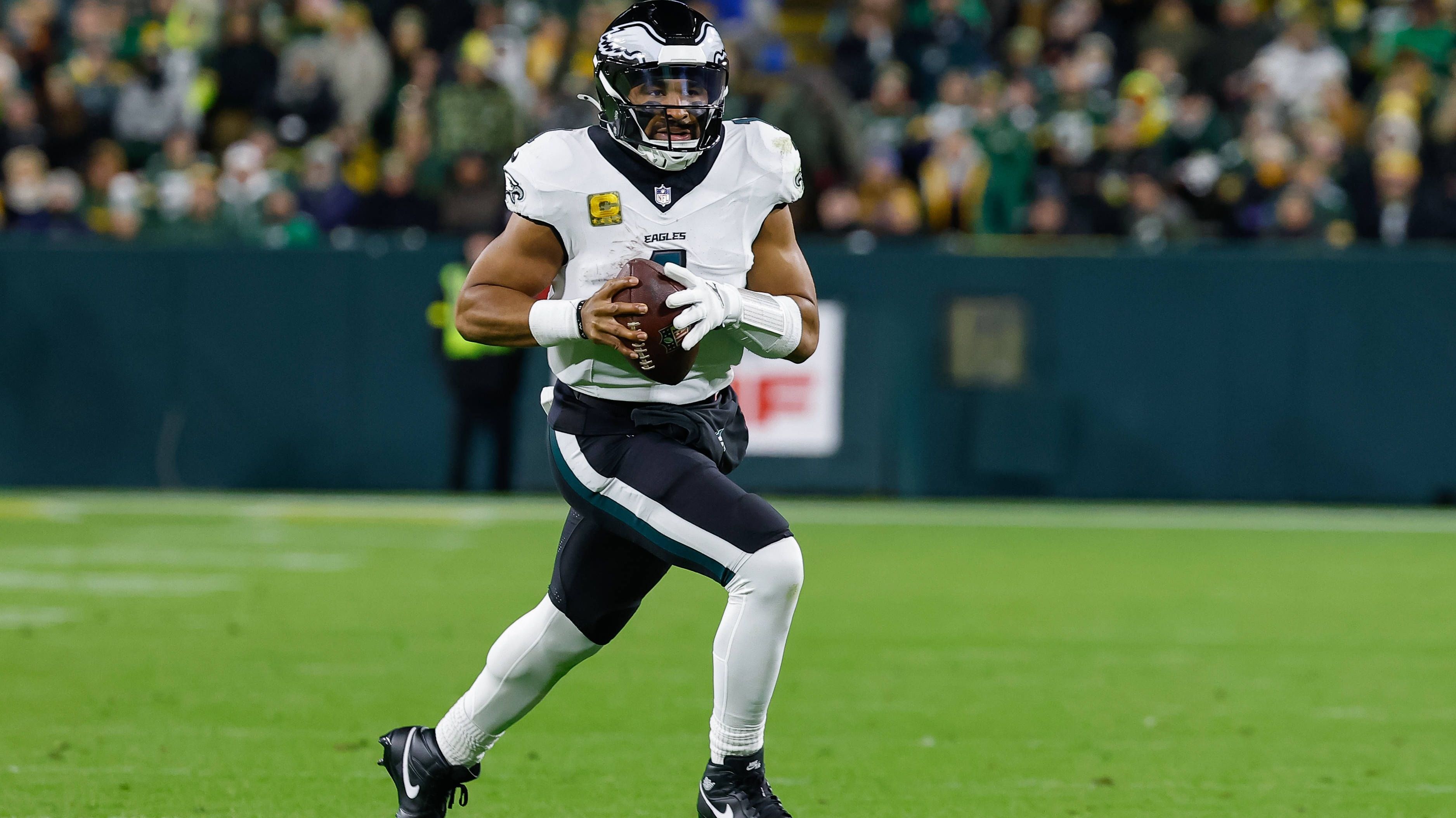 <strong>Platz 7: Jalen Hurts (Philadelphia Eagles)</strong><br>Seit anderthalb Halbzeiten der NFL-Saison hat Jalen Hurts keinen pass mehr an den Mann gebracht. Klingt fake, ist aber wahr. Der einzige Grund, wieso Hurts in diesem Ranking so weit oben ist, ist die Playoff-Erfahrung von zwei Super Bowls und einem dazugehörigen MVP-Titel. Andernsfalls würde er sich mit Young um Platz 14 streiten, man muss es so hart sagen.