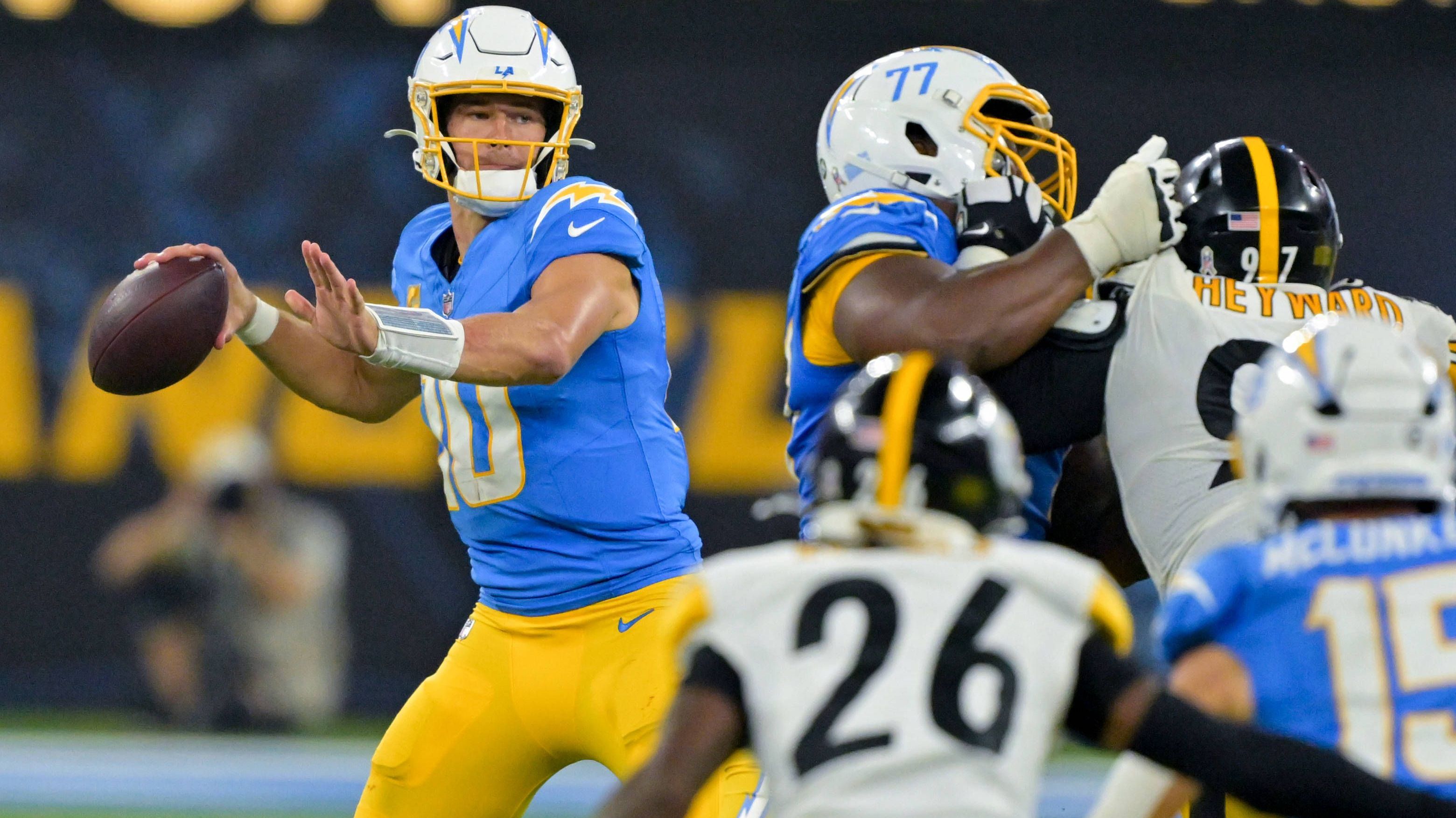 <strong>Platz 6: Justin Herbert (Los Angeles Chargers)<br></strong>Justin Herbert ist der wahrscheinlich einzige Grund, wieso diese Offense der Chargers überhaupt in die Nähe der Playoffs gekommen ist, geschweige denn rein. Warum trotzdem nur Platz sechs? In seinen bisherigen beiden Playoff-Spielen hat er schlichtweg versagt. Kann er gegen die New England Patriots seinen ersten Sieg holen?