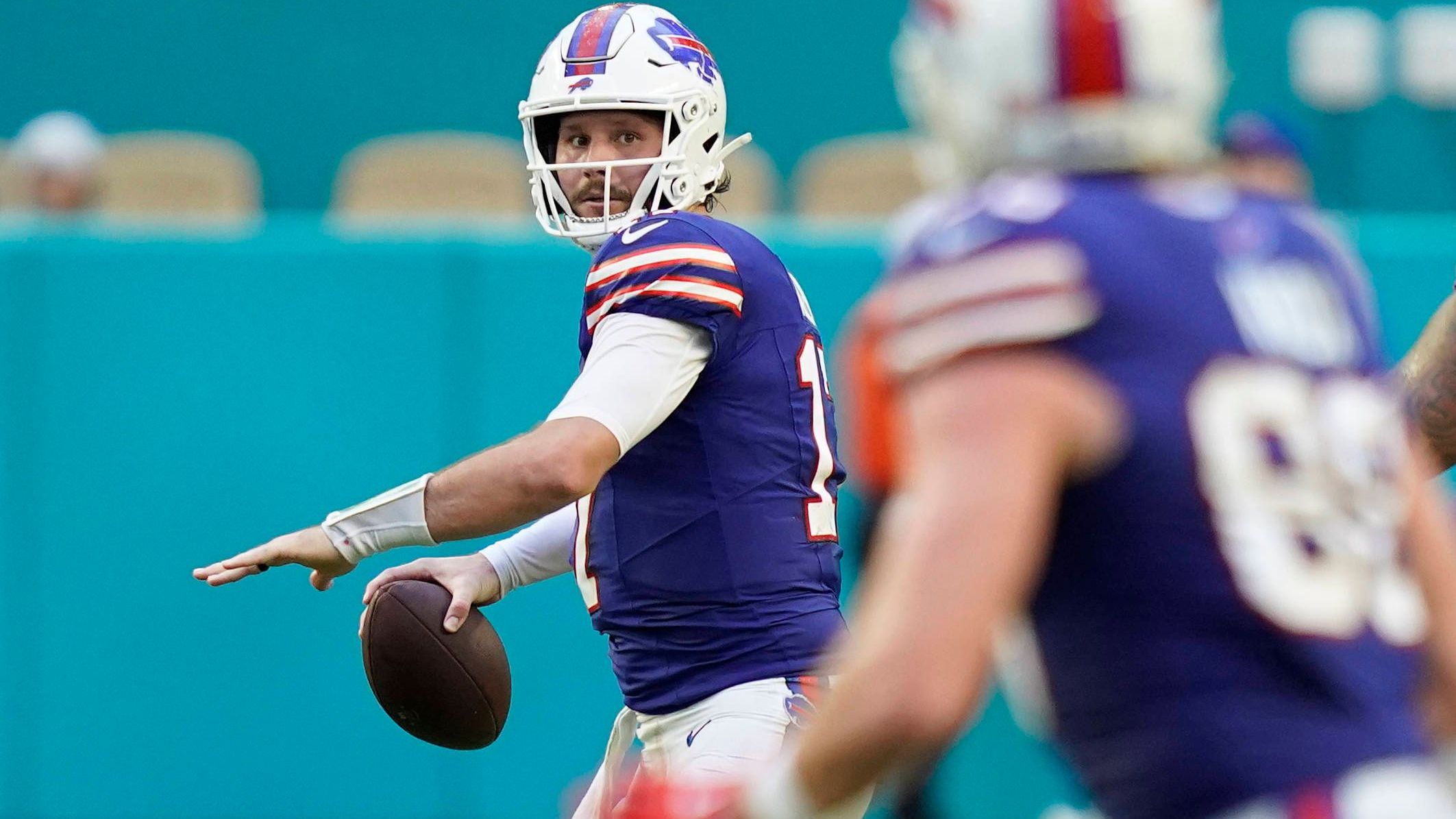 <strong>Platz 2: Josh Allen (Buffalo Bills)</strong><br>Auch wenn Josh Allen bisher noch ohne Auswärtssieg in den Playoffs ist: Alleine seine Erfahrung und seine Qualität schiebt ihn vor Maye. Und wenn man ehrlich ist: Die wenigsten Niederlagen in den Playoffs - um nicht zu sagen fast keine - geht auf die Kappe von Allen. Allerdings ist ordentlich Druck auf dem Kessel: Ohne die Chiefs, Ravens und Bengals müssen die Bills nun liefern.