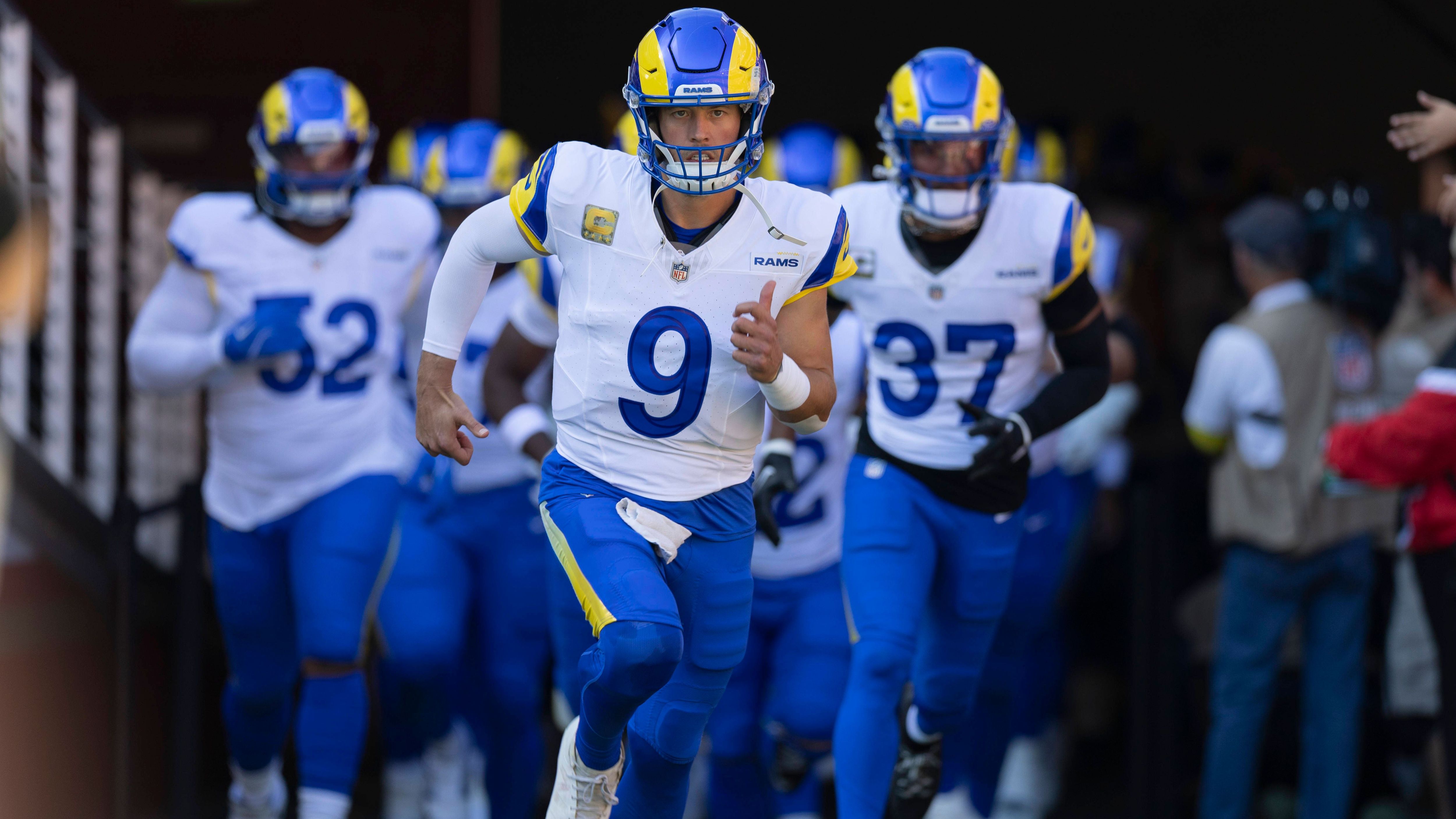 <strong>Platz 1: Matthew Stafford (Los Angeles Rams)</strong><br>Playoff-Erfahrung, ein Super-Bowl-Ring und eine fantastische Regular Season ergeben Platz eins im QB Ranking vor der Wild Card Round. Matthew Stafford hat in seiner langen Karriere bereits einiges, um nicht zu sagen fast alles, gesehen. Das Spiel gegen die Panthers kann er als eine Art Rehabilitation sehen, da er das Aufeinandertreffen in der Regular Season gänzlich verdorben hat.