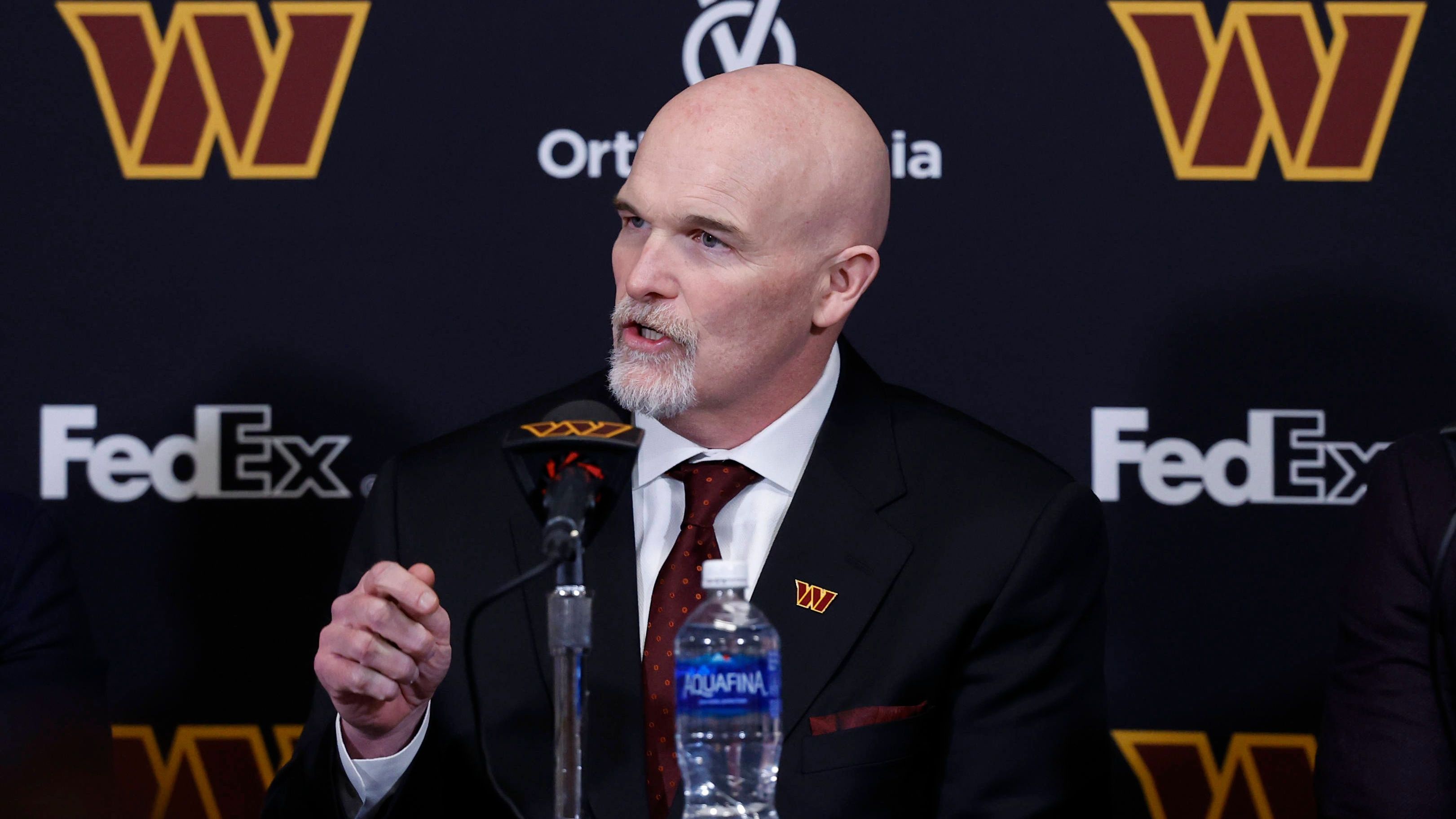 <strong>16. Platz (geteilt): Dan Quinn</strong><br>• Team: Washington Commanders<br>• Im Amt seit: 2024<br>• Regular-Season-Bilanz: 17-17<br>• Vorherige Stationen: Cowboys-DC (2021-2023)