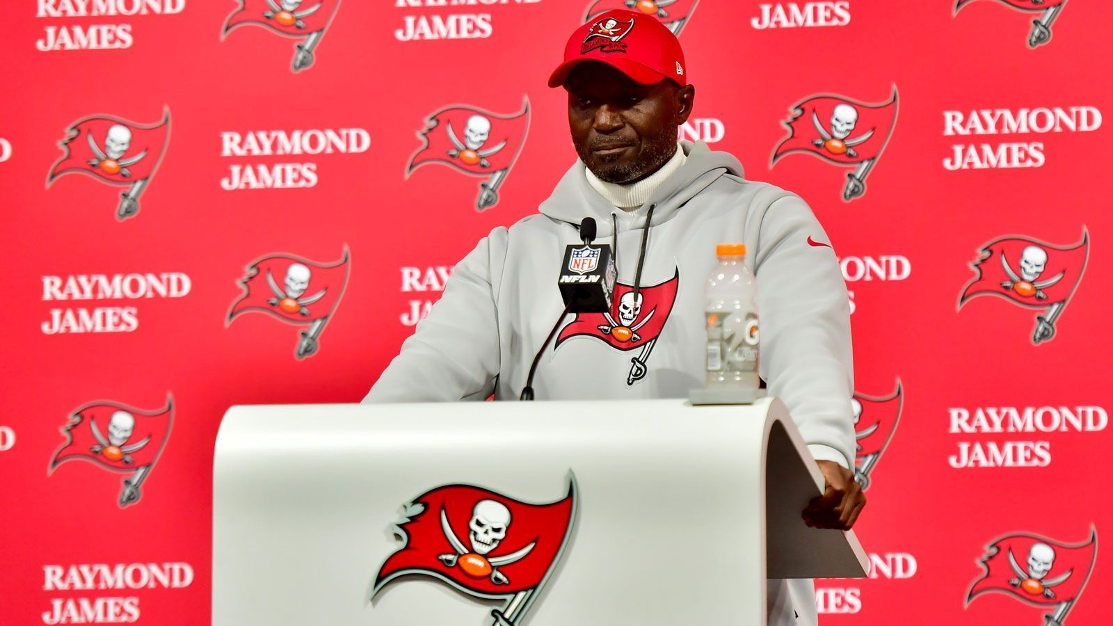 <strong>10. Platz (geteilt): Todd Bowles</strong><br>
                • Team: Tampa Bay Buccaneers<br>• Im Amt seit: 2022<br>• Regular-Season-Bilanz: 35-33<br>• Vorherige Stationen: Dolphins-HC (2011, interimsweise für drei Spiele), Eagles-DC (2012), Cardinals-DC (2013-2014), Jets-HC (2015-2018), Bucs-DC (2019-2021)