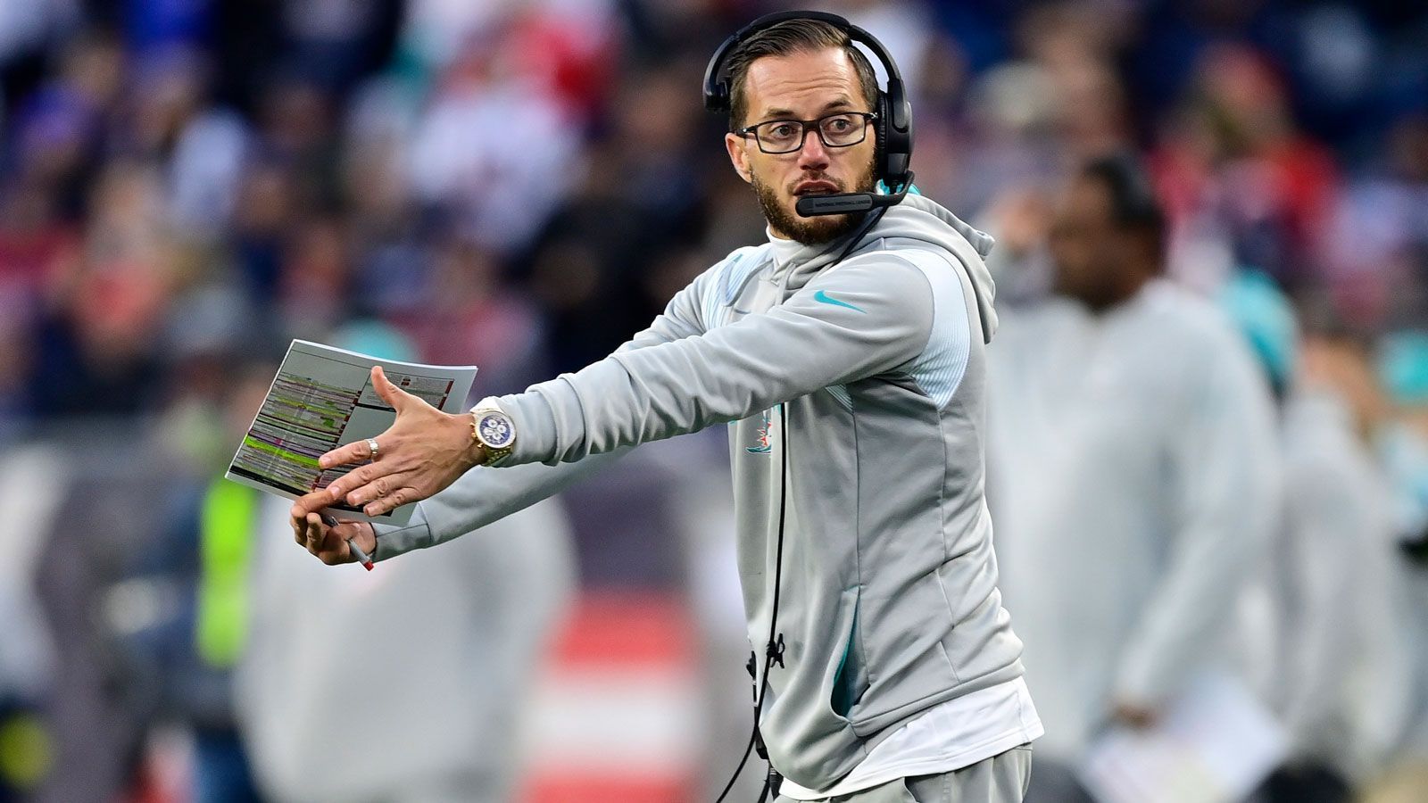 <strong>10. Platz (geteilt): Mike McDaniel</strong><br>
                • Team: Miami Dolphins<br>• Im Amt seit: 2022 <br>• Regular-Season-Bilanz: 35-33<br>• Vorherige Stationen: 49ers-OC (2021)