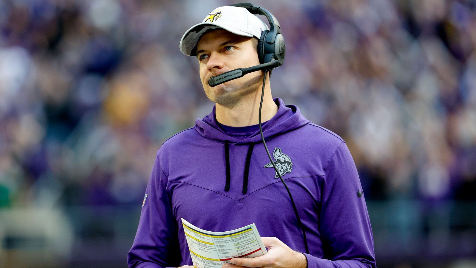 <strong>10. Platz (geteilt): Kevin O'Connell</strong><br>
                • Team: Minnesota Vikings<br>• Im Amt seit: 2022<br>• Regular-Season-Bilanz: 43-25<br>• Vorherige Stationen: Commanders-OC (2019, damals noch Washington Redskins), Rams-OC (2020-2021)