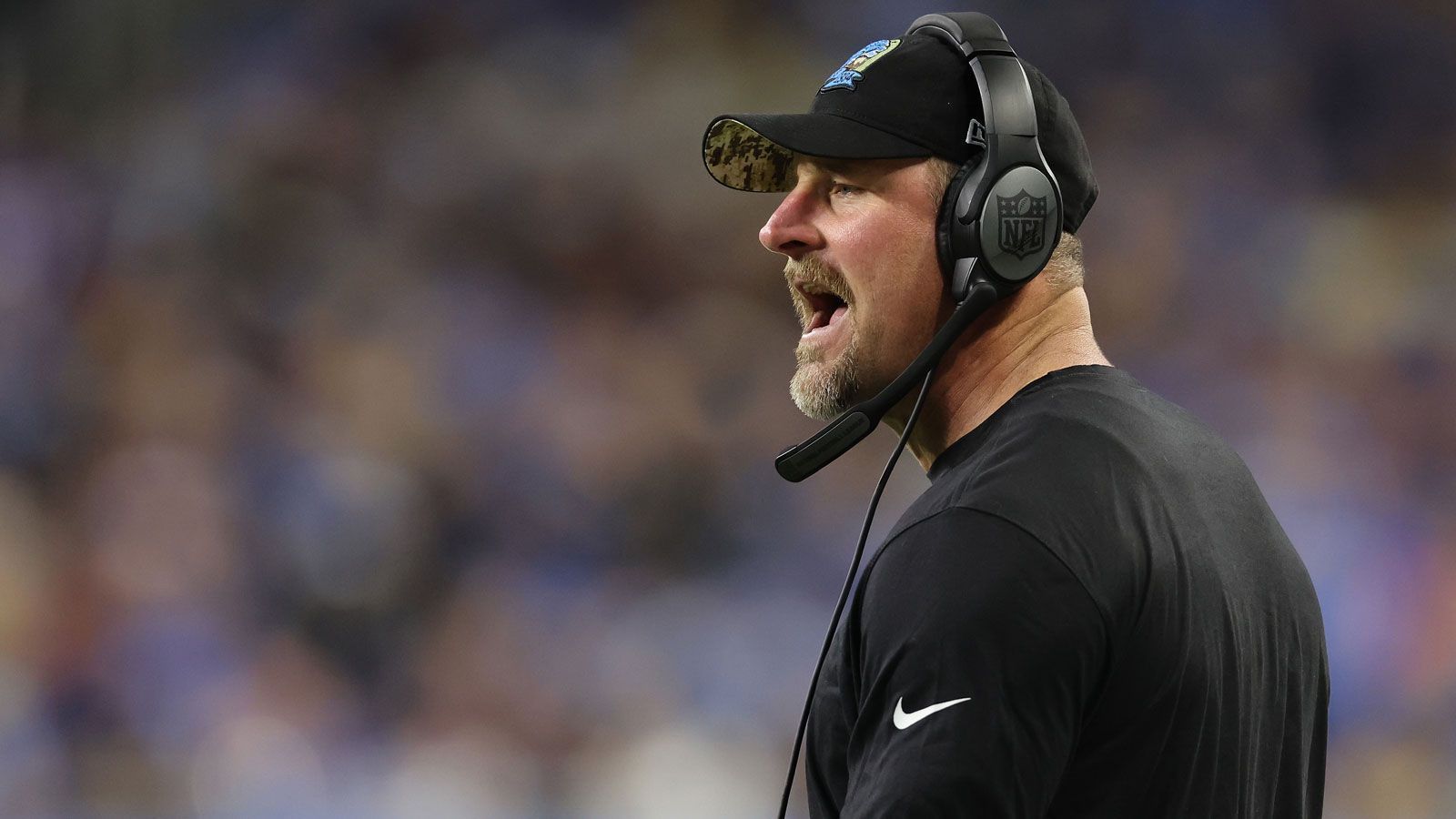 <strong>8. Platz (geteilt): Dan Campbell</strong><br>
                • Team: Detroit Lions<br>• Im Amt seit: 2021<br>• Regular-Season-Bilanz: 48-36-1<br>• Vorherige Stationen: Dolphins-HC (2015)