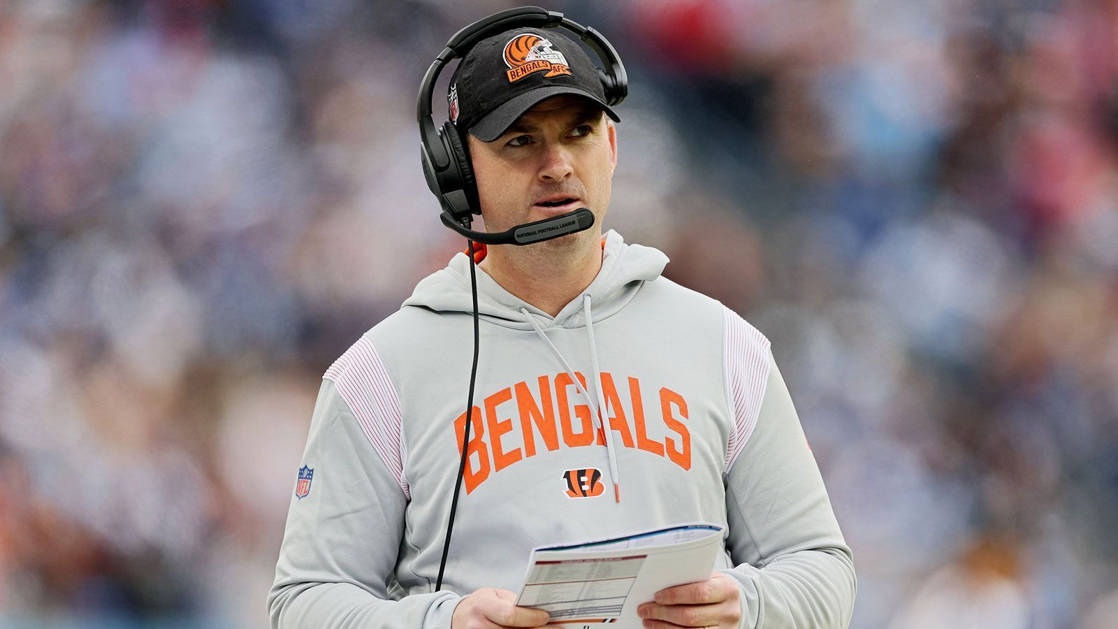 <strong>6. Platz (geteilt): Zac Taylor</strong><br>
                • Team: Cincinnati Bengals<br>• Im Amt seit: 2019<br>• Regular-Season-Bilanz: 52-63-1<br>• Vorherige Stationen: Dolphins-OC (2015, interimsweise für fünf Spiele), Rams-QB-Coach (2018)