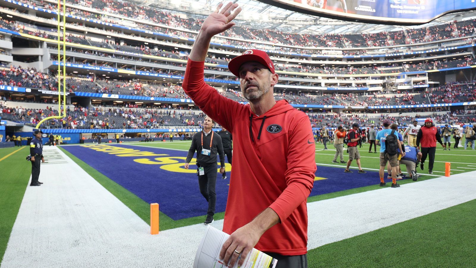 <strong>3. Platz (geteilt): Kyle Shanahan</strong><br>
                • Team: San Francisco 49ers<br>• Im Amt seit: 2017<br>• Regular-Season-Bilanz: 82-67<br>• Vorherige Stationen: Texans-OC (2008-2009), Commanders-OC (2010-2013, damals noch Washington Redskins), Browns-OC (2014), Falcons-OC (2015-2016)