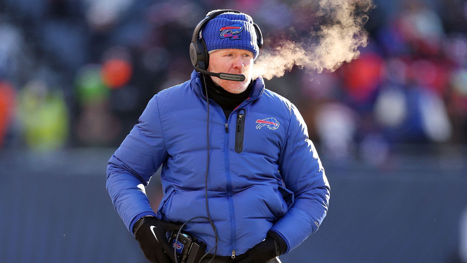 <strong>3. Platz (geteilt): Sean McDermott</strong><br>
                • Team: Buffalo Bills<br>• Im Amt seit: 2017<br>• Regular-Season-Bilanz: 98-50<br>• Vorherige Stationen: Eagles-DC (2009-2010), Panthers-DC (2011-2016)