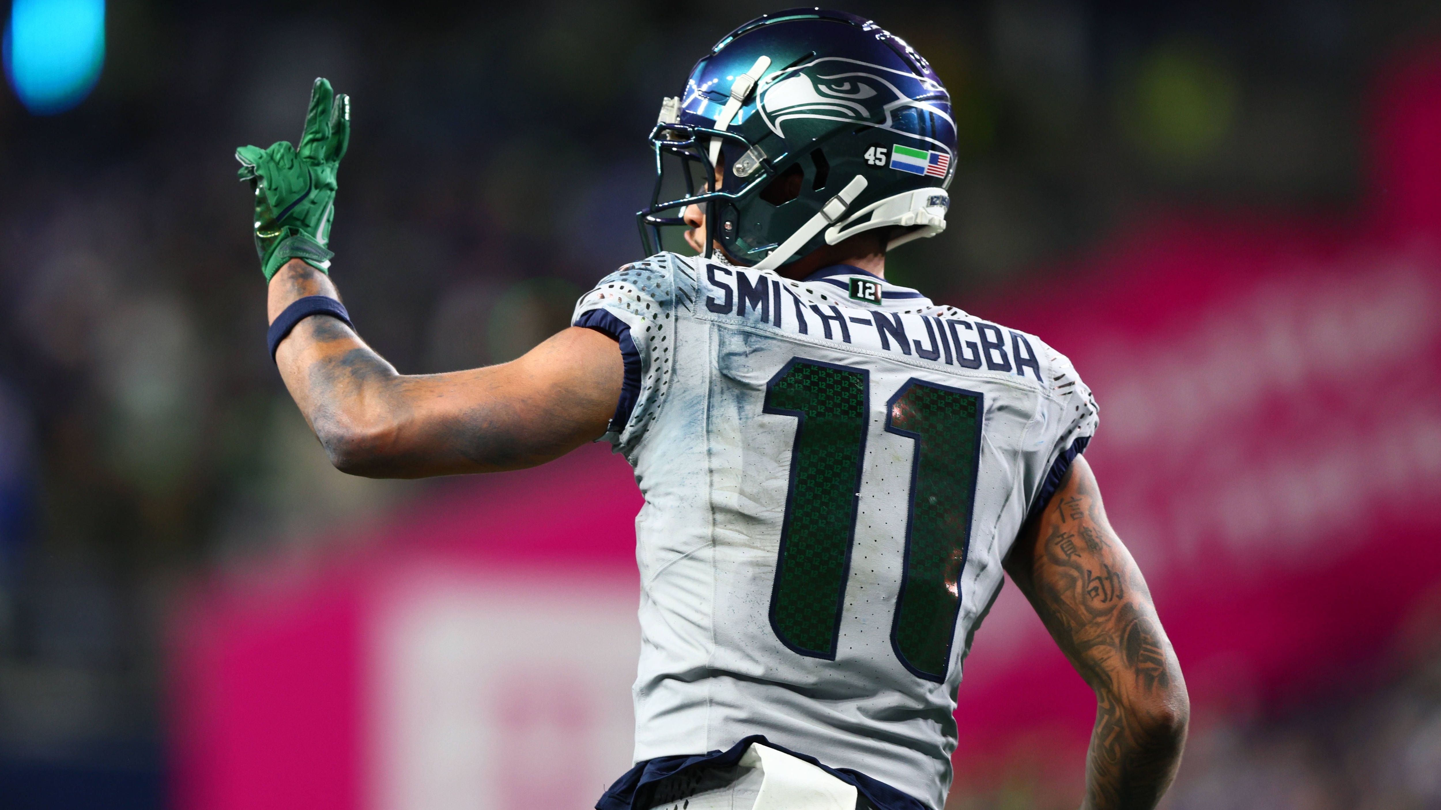 <strong>Offensive Player of the Year: Jaxon Smith-Njigba (Wide Receiver, Seattle Seahawks)</strong><br>Anders als bei Saquon Barkley im Vorjahr gab es in dieser Saison keinen einzelnen Spieler, der die gesamte restliche Liga dominiert hat. Insofern fällt die Wahl gar nicht so leicht, aber Jaxon Smith-Njigba hätte die Auszeichnung als bester Offensivspieler definitiv verdient. Mit 1.793 Receiving Yards führte er die NFL an, zehn Touchdowns runden das Bild ab. Die Zahlen sind umso beeindruckender, da "JSN" fast ein Alleinunterhalter im Passspiel von Seattle war und sich die Defenses komplett auf ihn fokussieren konnten.<br>- Honorable Mentions: Puka Nacua, Bijan Robinson, Jonathan Taylor