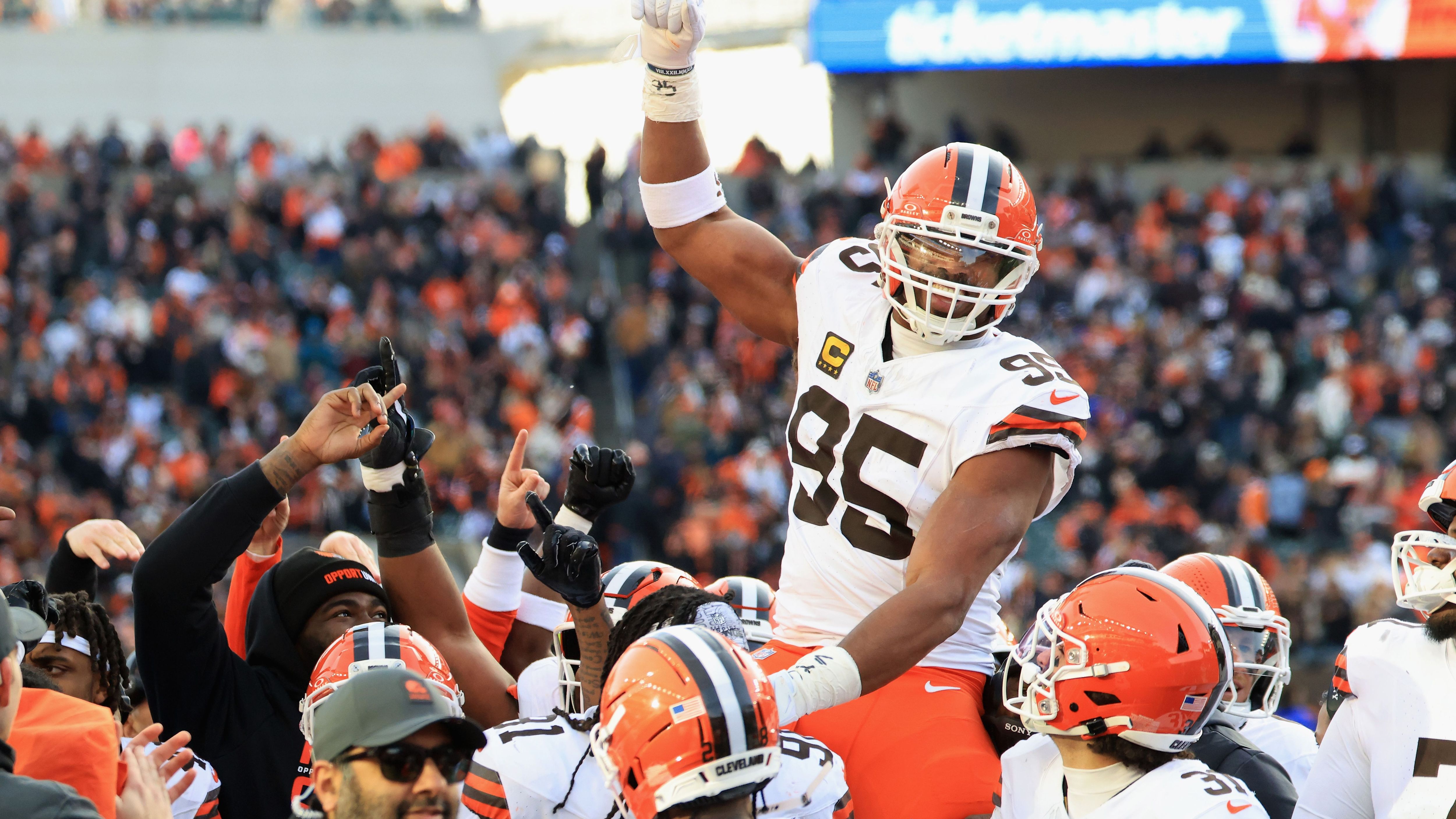 <strong>Defensive Player of the Year: Myles Garrett (Edge, Cleveland Browns)</strong><br>Es stimmt, Sacks sind nicht alles bei einem Pass Rusher im American Football. Aber wenn ein Spieler den All-Time-Rekord knackt, dann ist das ein derart gewaltiges Ausrufezeichen, dass sich nur schwerlich dagegen argumentieren lässt. Insgesamt 23-mal brachte Myles Garrett den gegnerischen Quarterback in dieser Saison zu Boden, das gab es noch nie. Damit winkt ihm - völlig zu Recht - zum zweiten Mal nach 2023 die Auszeichnung als bester Defensivspieler.<br>- Honorable Mentions: Patrick Surtain, Micah Parsons, Will Anderson