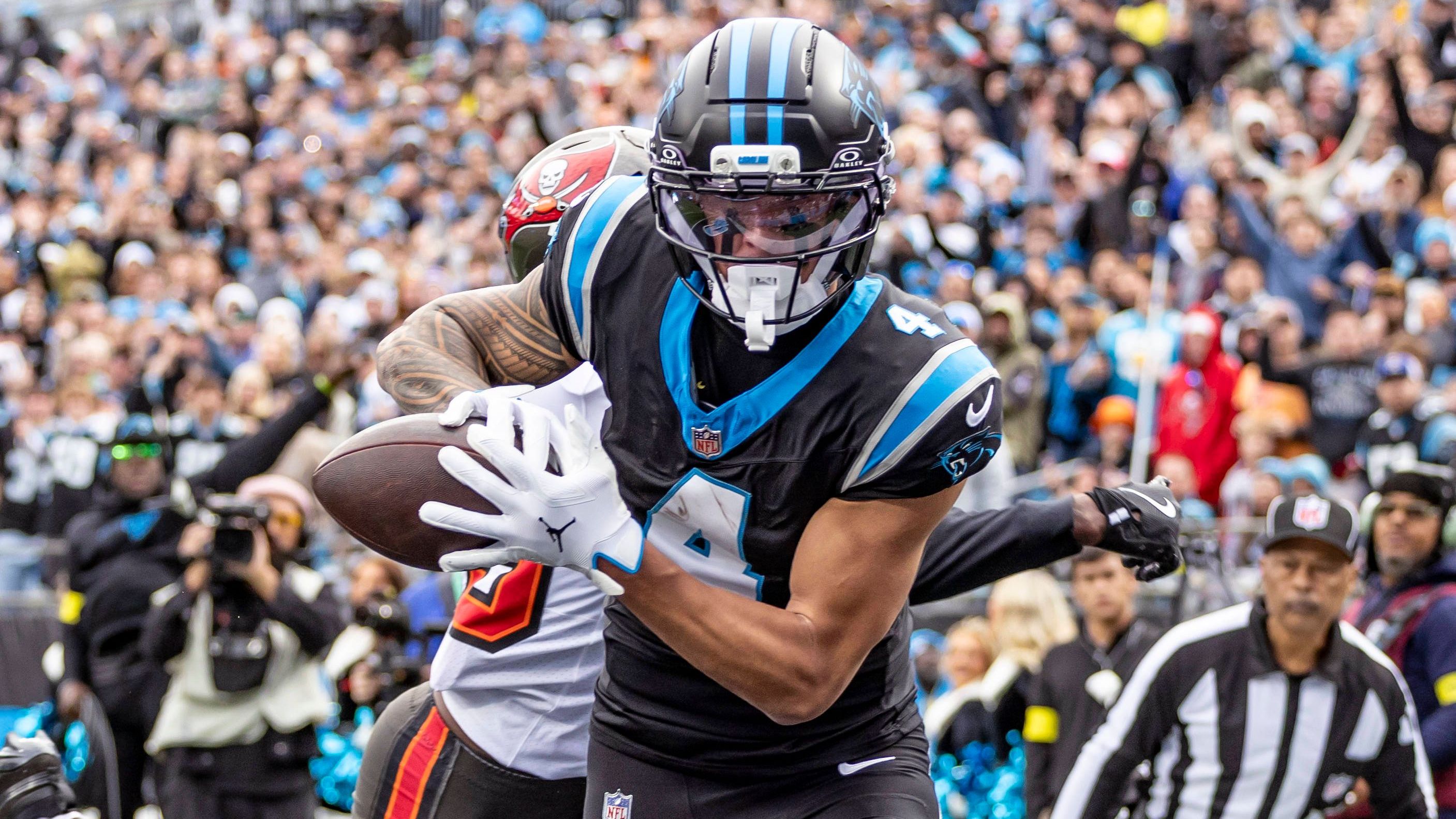 <strong>Offensive Rookie of the Year: Tetairoa McMillan (Wide Receiver, Carolina Panthers)</strong><br>Man muss es so sagen: Die offensive Rookieklasse 2025 war eher enttäuschend. Der konstanteste Spieler war eindeutig Tetairoa McMillan von den Panthers, der sich sofort als Nummer-1-Receiver etabliert hat. Auch bei ihm gab es Aufs und Abs, was aber auch an der Achterbahn von Quarterback Bryce Young lag. Mit 1.014 Receiving Yards stellte McMillan einen Franchise-Rookie-Rekord auf, er löste Kelvin Benjamin ab.<br>- Honorable Mentions: Tyler Warren, Jaxson Dart, Tyler Shough