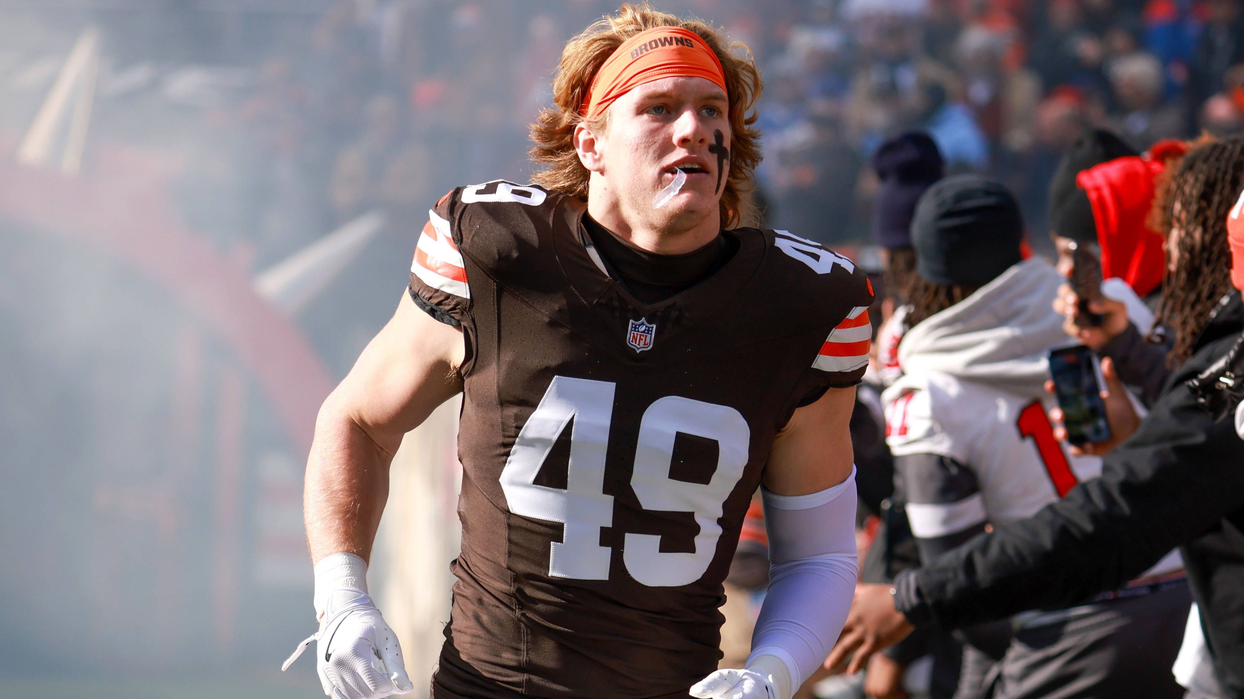 <strong>Defensive Rookie of the Year: Carson Schwesinger (Linebacker, Cleveland Browns)</strong><br>Dass die Browns gleich zwei heiße Eisen für die Awards im Rennen haben, scheint verblüffend. Aber die Defense war halt auch nicht das Problem. Carson Schwesinger zeigte ein starkes Rookiejahr, 156 Tackles bedeuteten Rang sechs ligaweit. Außerdem fing der Linebacker zwei Interceptions und kam auf 2,5 Sacks. Der Award ist mehr als naheliegend, zumal andere Kandidaten wie Abdul Carter oder James Pearce die Konstanz vermissen ließen.<br>- Honorable Mentions: Abdul Carter, James Pearce