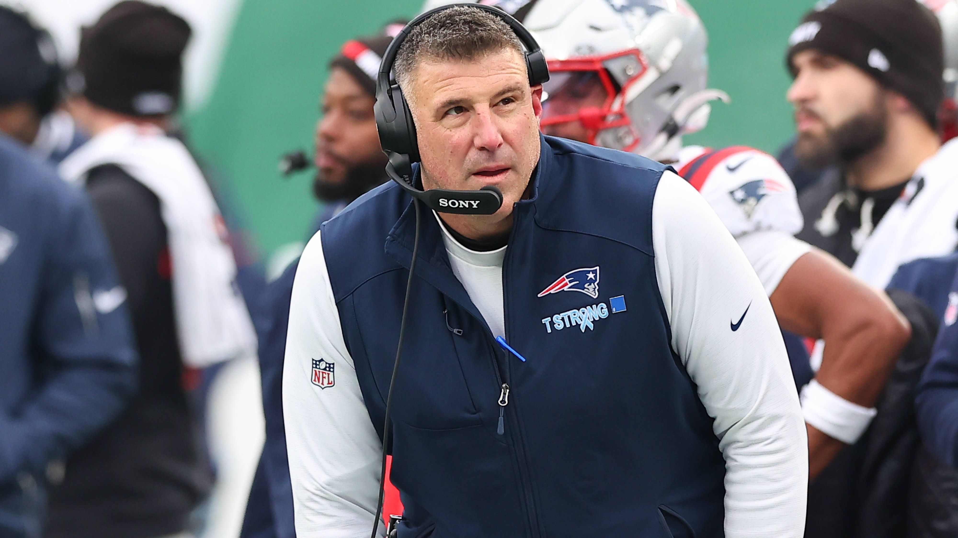 <strong>Coach of the Year: Mike Vrabel (New England Patriots)</strong><br>Auf dem Platz war Drake Maye das Gesicht des fast schon historischen Turnarounds der Patriots, die im vergangenen Jahr noch zu den schlechtesten Teams der Liga gehörten. Doch drumherum war Mike Vrabel der entscheidende Faktor, der Lenker und Denker, der den Erfolg nach New England zurückgebracht hat. Er hat die Culture, die Mentalität, auf links gedreht. In Tennessee trauern sie ihm vermutlich inzwischen nach.<br>- Honorable Mentions: Liam Coen, Ben Johnson