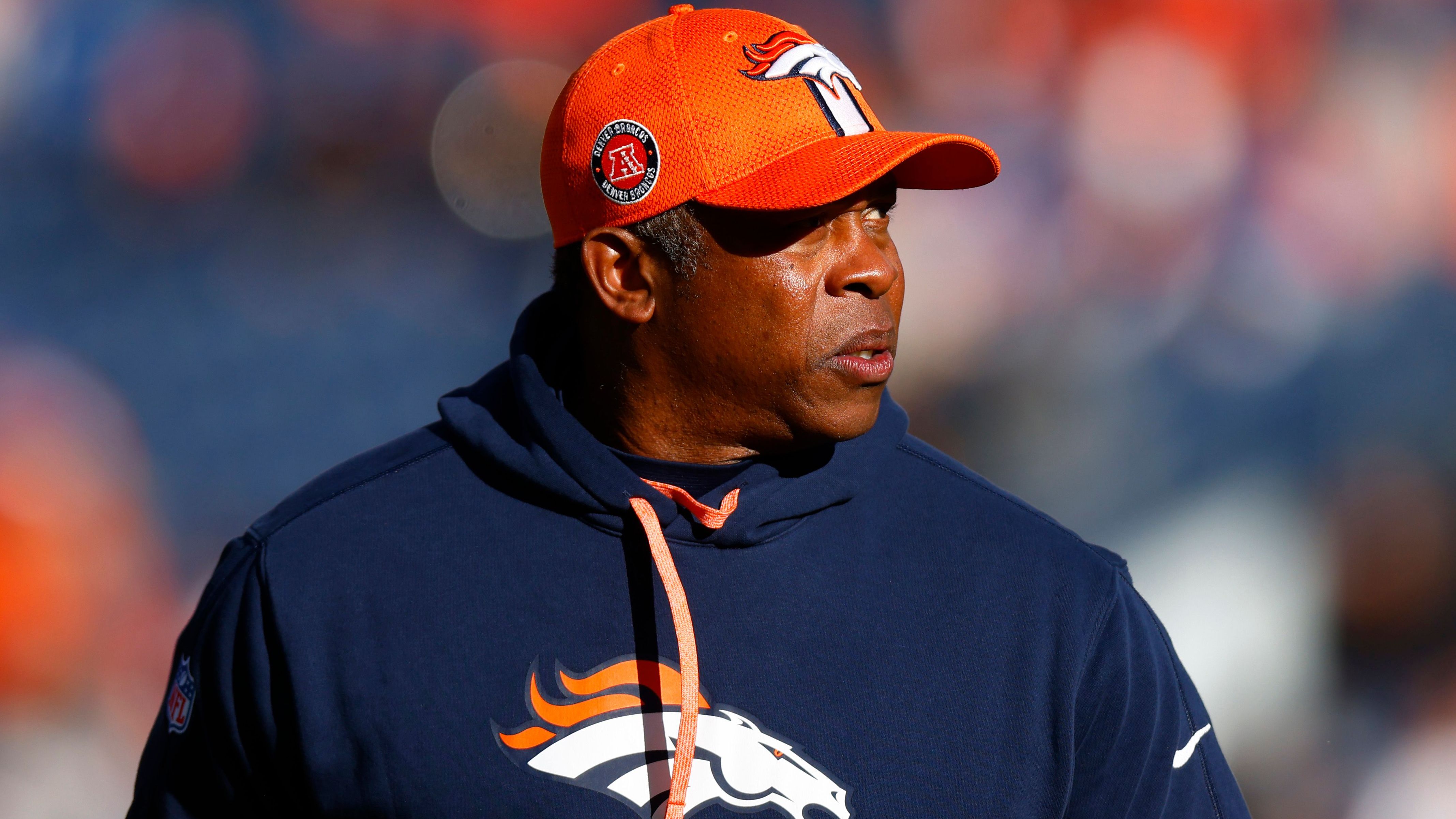 <strong>Assistant Coach of the Year: Vance Joseph (Defensive Coordinator, Denver Broncos)</strong><br>Wenn ein Team mit einem mittelmäßigen Quarterback den Nummer-1-Seed seiner Conference holt und 14 Spiele gewinnt, dann ist entweder das Playcalling absolut herausragend oder aber die Defense spielt vom anderen Stern. Bei den Broncos war es letzteres. Gemeinsam mit den Texans und den Seahawks hat Denver die beste Defensive der Liga, aber nur die Broncos haben einen offensiven Head Coach. Umso wichtiger ist der Defensive Coordinator. Vance Joseph macht einen überragenden Job.<br>- Honorable Mentions: Brian Flores, Josh McDaniels