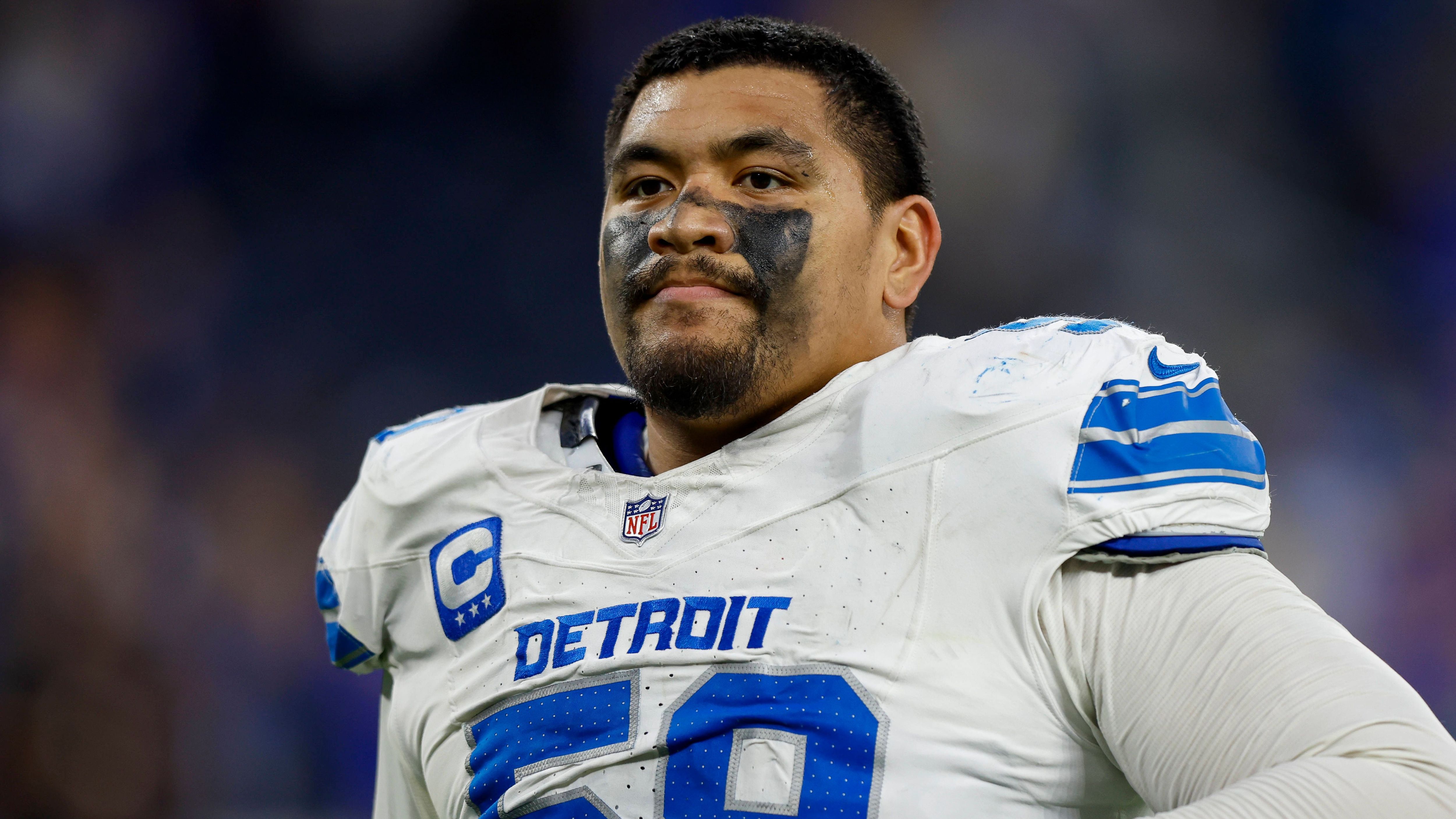 <strong>NFL Protector of the Year: Penei Sewell (Offensive Tackle, Detroit Lions)</strong><br>Zum ersten Mal wird in diesem Jahr ein Award für den besten Offensive Lineman der Saison vergeben, weil die Position in den vergangenen Jahren bei den Auszeichnungen nur wenig Berücksichtigung fand - trotz ihrer enormen Relevanz. Penei Sewell gehört seit Jahren zu den besten Tackles der Liga, auch 2025 war er vor allem im Run Blocking herausragend, aber auch im Pass Blocking gehört er zu den Besten seines Fachs.<br>- Honorable Mentions: Trent Williams, Quenton Nelson