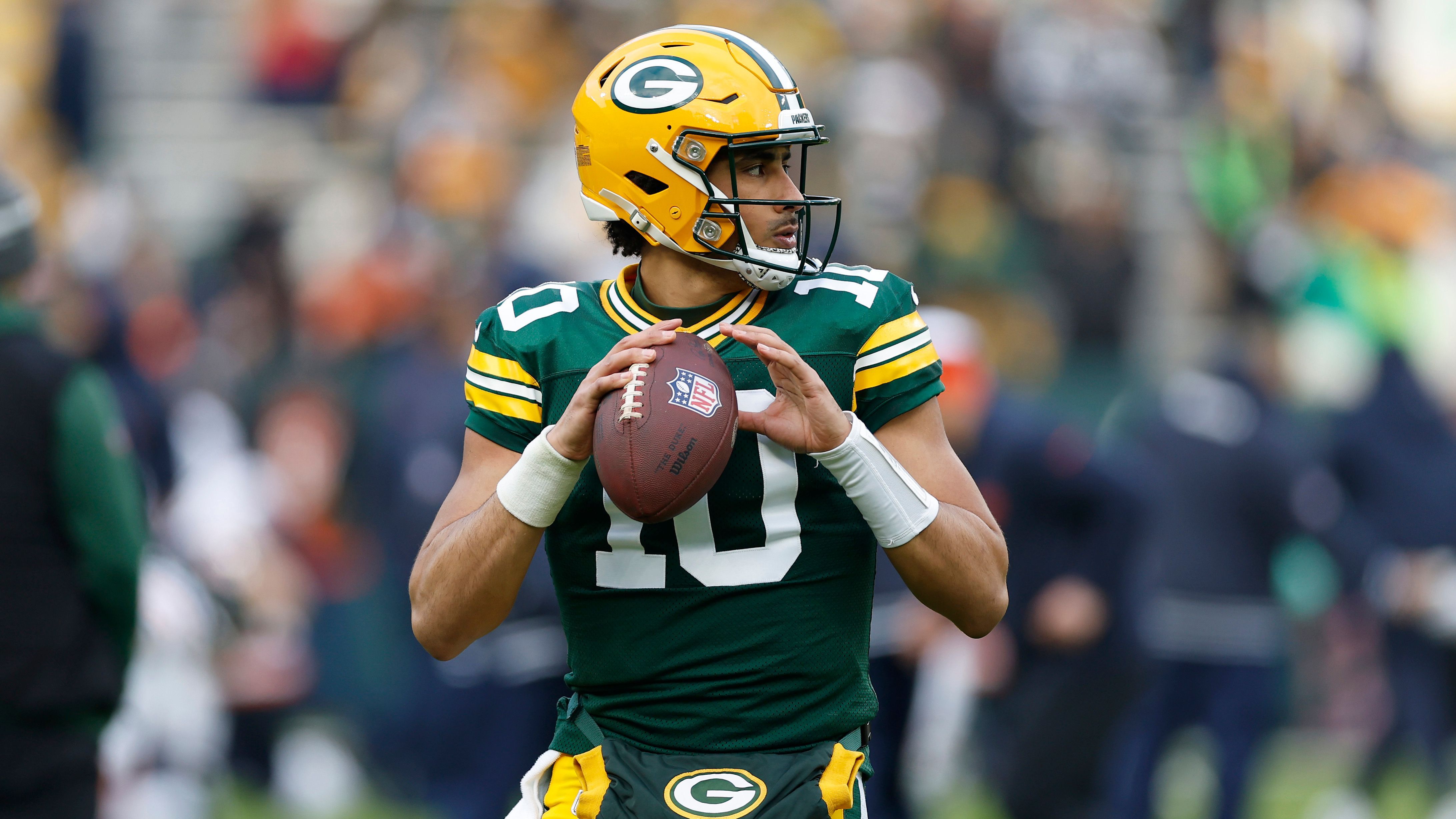 <strong>Platz 12: Green Bay Packers (Vorwoche: 13)<br></strong>Ja, die Green Bay Packers haben gegen die Minnesota Vikings nur ihre Backups spielen lassen. Dennoch geht niemand gerne mit drei Niederlagen in Serie in die Playoffs. Vor allem besorgniserregend: Jordan Love hat vor drei Wochen zuletzt ein Spiel gemacht. Am liebsten wollen Teams eingespielt in die Postseason gehen.