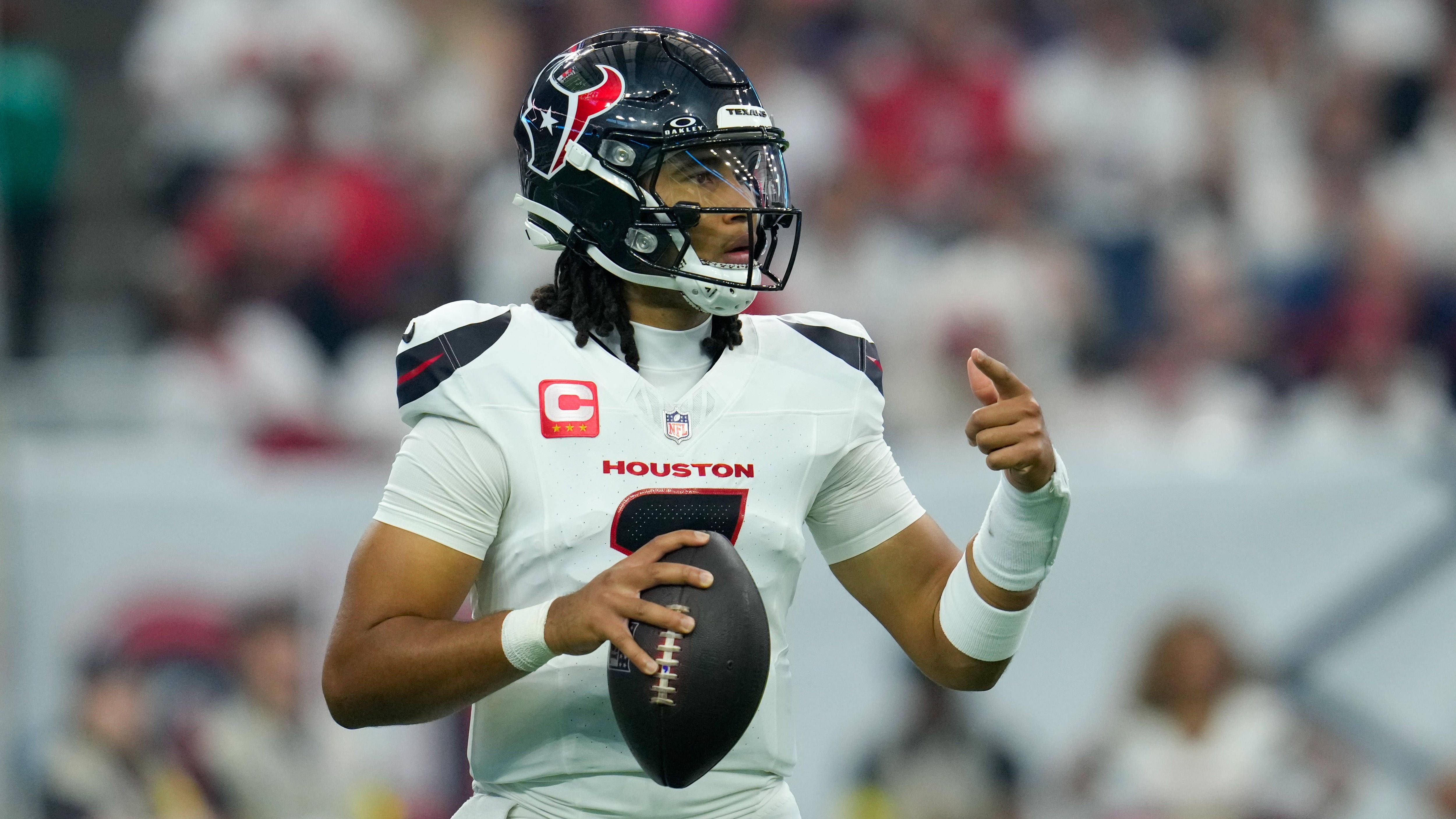 <strong>Platz 9: Houston Texans (Vorwoche: 9)<br></strong>Nächster Sieg für die Houston Texans, doch einer mit Beigeschmack: Beim 38:30 gegen die Indianapolis Colts hat die sonst so hochgelobte Defense kratergroße Lücken hinterlassen und Rookie Riley Leonard wie einen Pro Bowler aussehen lassen. Das ist nicht das, was sich Fans erhofft haben.