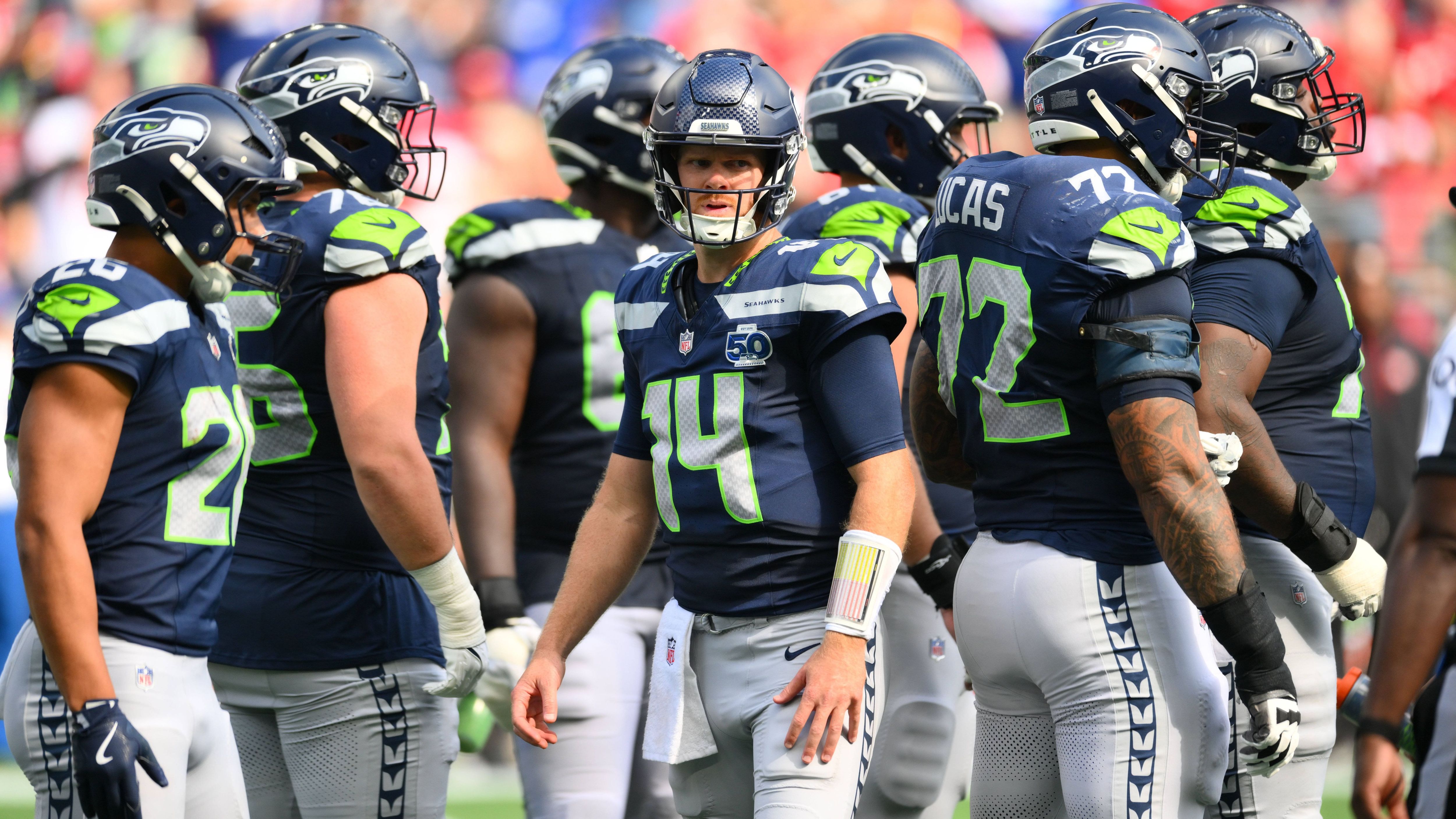 <strong>Platz 2: Seattle Seahawks (Vorwoche: 2)<br></strong>Wir sind ehrlich: Der einzige Grund, warum die Seahawks nicht auf Platz eins liegen, ist - man muss es so hart sagen - Sam Darnold. Auf jeder anderen Position sind die Seahawks top, die Defense ist die wohl beste der Liga. Aber seit Woche elf spielt Darnold unterdurchschnittlichen Football und Quarterback ist nun einmal die wichtigste Position. Deshalb geht Platz eins ...