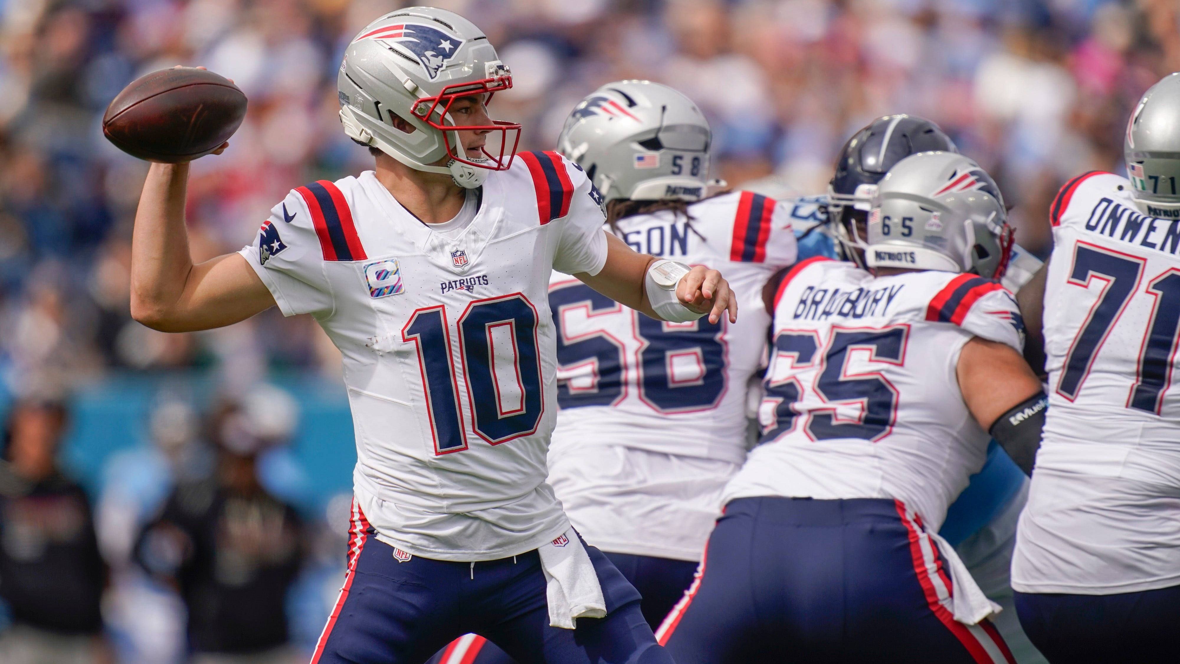 <strong>Platz 1: New England Patriots (Vorwoche: 1)<br></strong>... an den statistisch besten Quarterback der Regular Season, Drake Maye und die New England Patriots. Die haben gegen die Miami Dolphins einmal kurz die Muskeln spielen lassen und die Fins mit 38:10 abgefrühstückt. Nebenbei zeigten sich die Offensive Line sowie das Laufspiel deutlich verbessert. Dass man ein Spiel mit 129er Passer Rating von Maye als fast selbstverständlich ansieht und das kaum thematisiert, zeigt nur, wie gut er eigentlich ist.