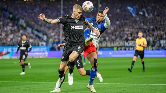 St. Paulis Hauke Wahl im Zweikampf mit Hamburgs Ransford-Yeboah Königsdörffer