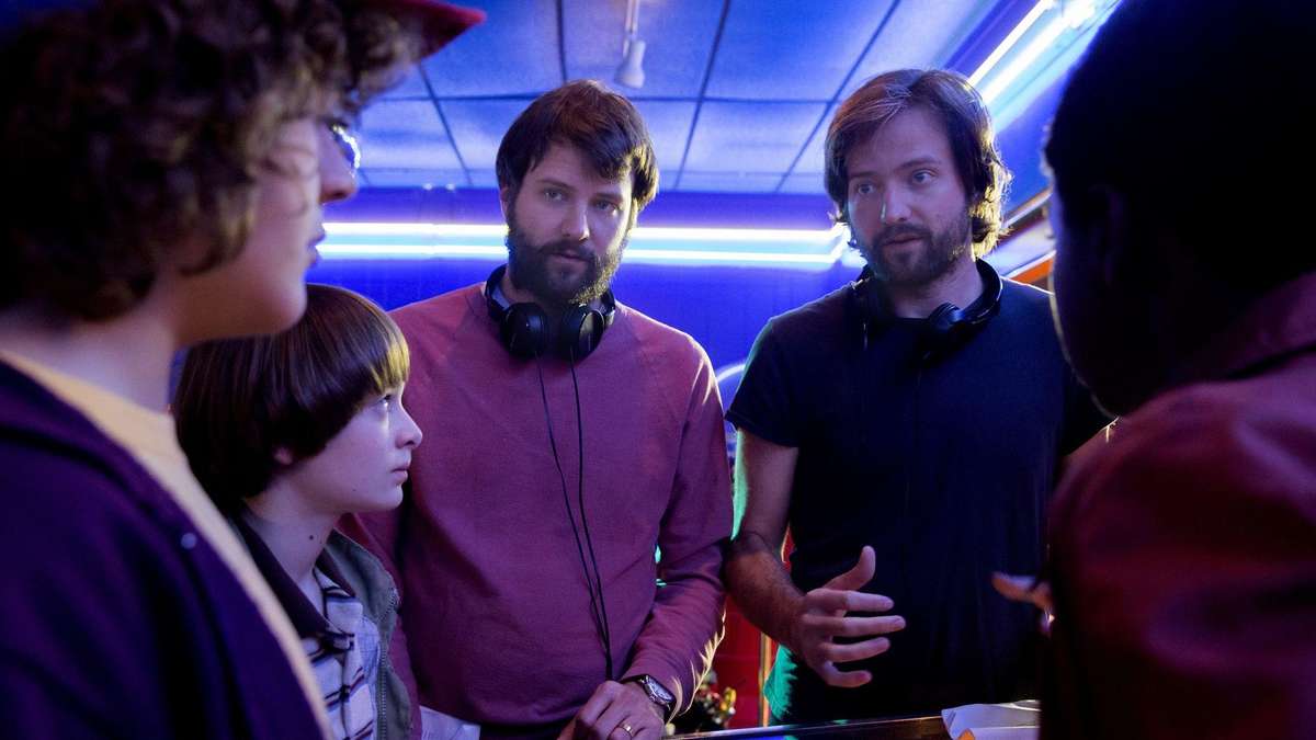 Wie „Stranger Things“, nur diesmal lösen Rentner die Mysterien – alles zur neuen Duffer-Serie