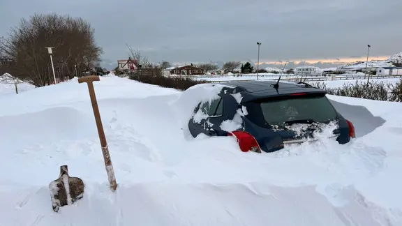 Ein Auto ist auf Norderney komplett eingeschneit. | dpa, Volker Bartels Ein Auto ist auf Norderney komplett eingeschneit.