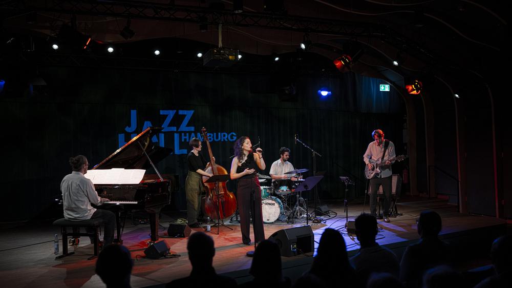 Konzerte: Ein Newcomer-Abend in der JazzHall Hamburg: Veronika Morscher während des Konzerts mit ihrer Band am 7. Dezember 2025.
