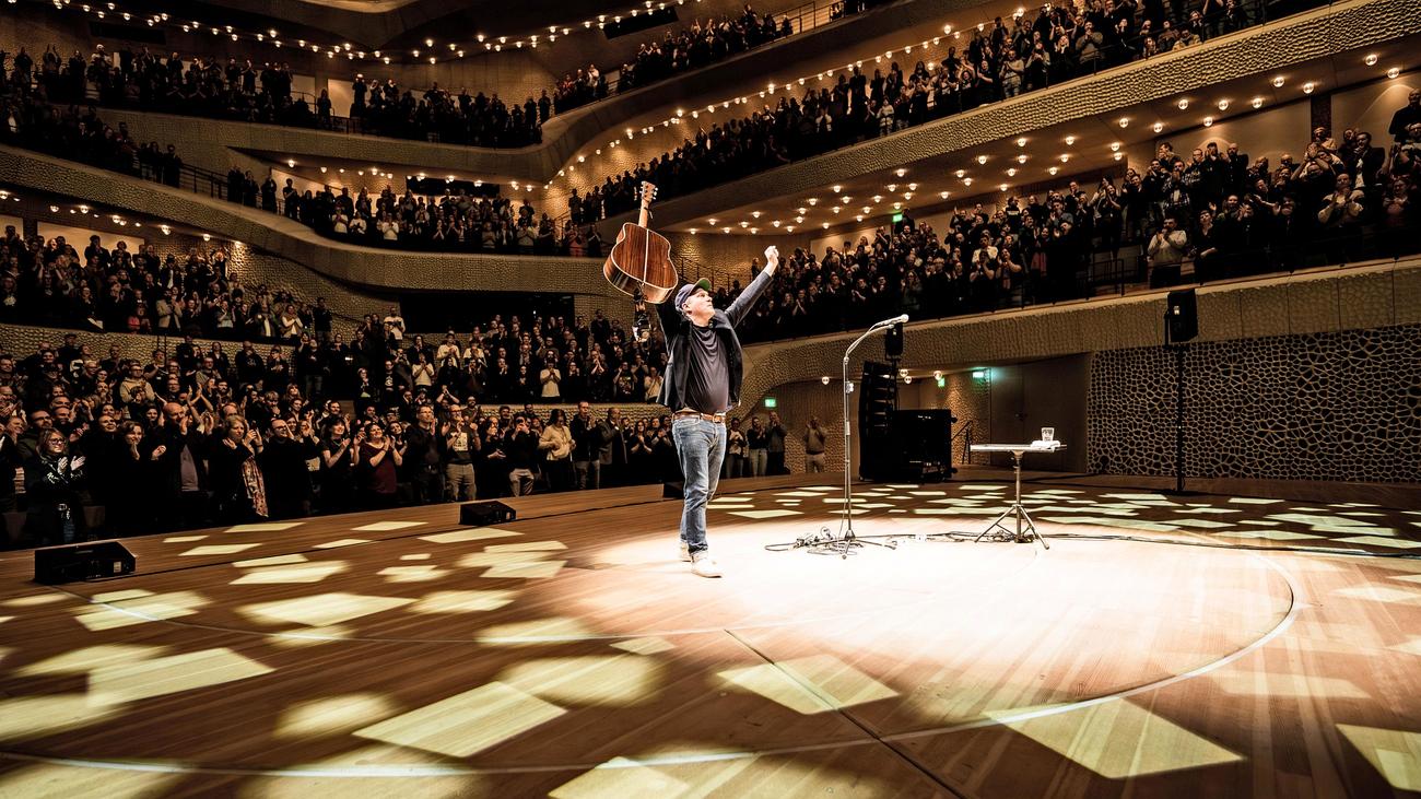 Thees Uhlmann in Hamburg: Kommt ein Dorf-Hoschi in die Elbphilharmonie