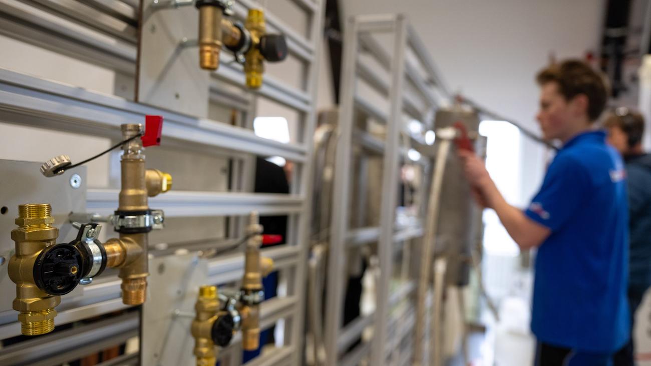 Lehrstellenmangel in Berlin: Streit um die Ausbildungsplatzabgabe geht 2026 weiter