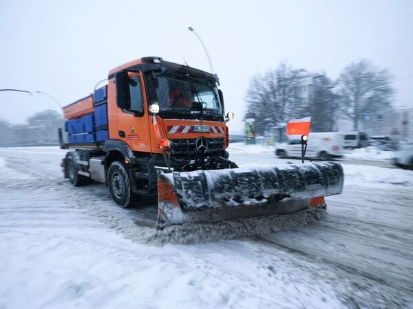 09.01.2026, Hamburg: Ein Räum-und Streufahrzeug der Stadtreinigung Hamburg schiebt Schnee von einer Straße am Hauptbahnhof. (zu dpa: «Sturmtief «Elli» wirbelt in Hamburg einiges durcheinander») Foto: Christian Charisius/dpa +++ dpa-Bildfunk +++